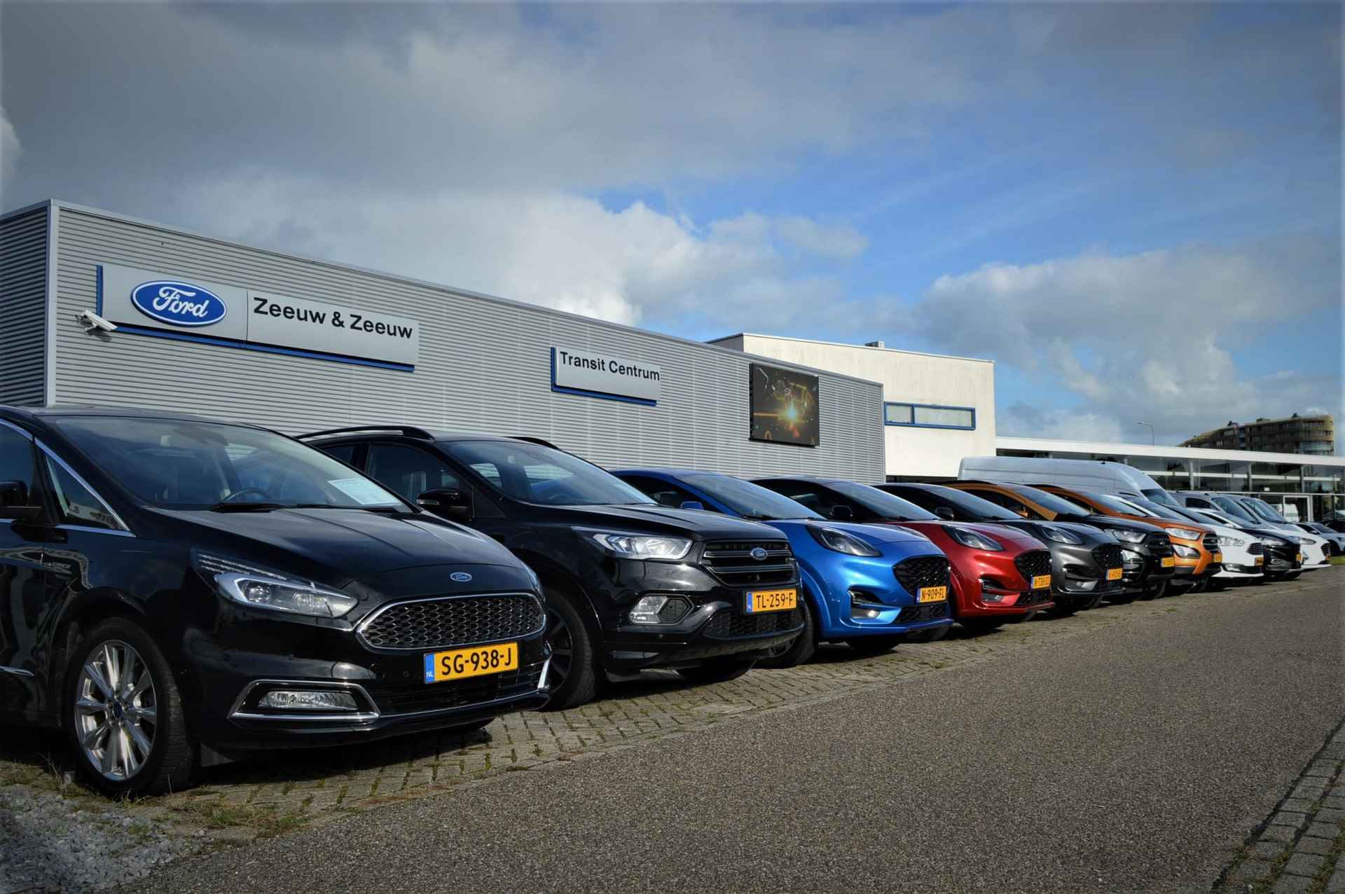 Ford Focus Wagon 1.5 EcoBoost Vignale | Dealer onderhouden | Automaat | Winter pack | Elektrische achterklep | Leder bekleding | Head-up display | Apple carplay & Android auto | Navigatie | Privacy glas | - 34/40