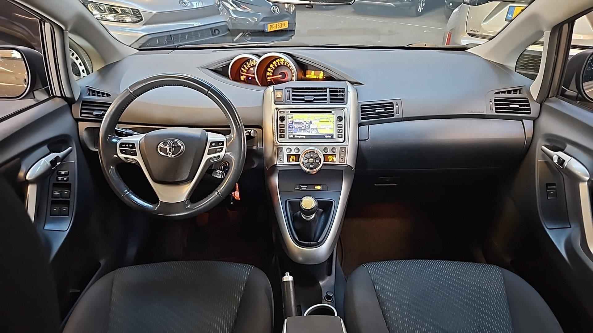 Toyota Verso 1.8 VVT-i Business Titanium, Trekhaak, Panoramadak , 1e eigenaar, Nederlandse auto - 6/17