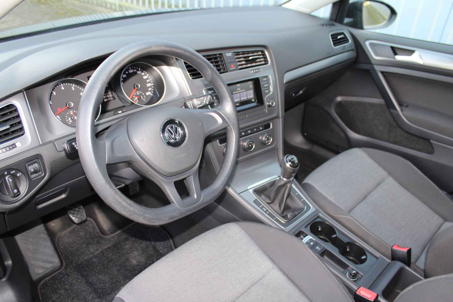 Volkswagen Golf 1.2-86pk TSI Trendline. Goede wagen voor nog jaren rijplezier ! Airco, 5drs, trekhaak, centr. vergr. afstandbediend, elektr. ramen voor en achter, verwarmde stoelen, Isofix bevestiging voor kinderzitjes, etc. - 32/40