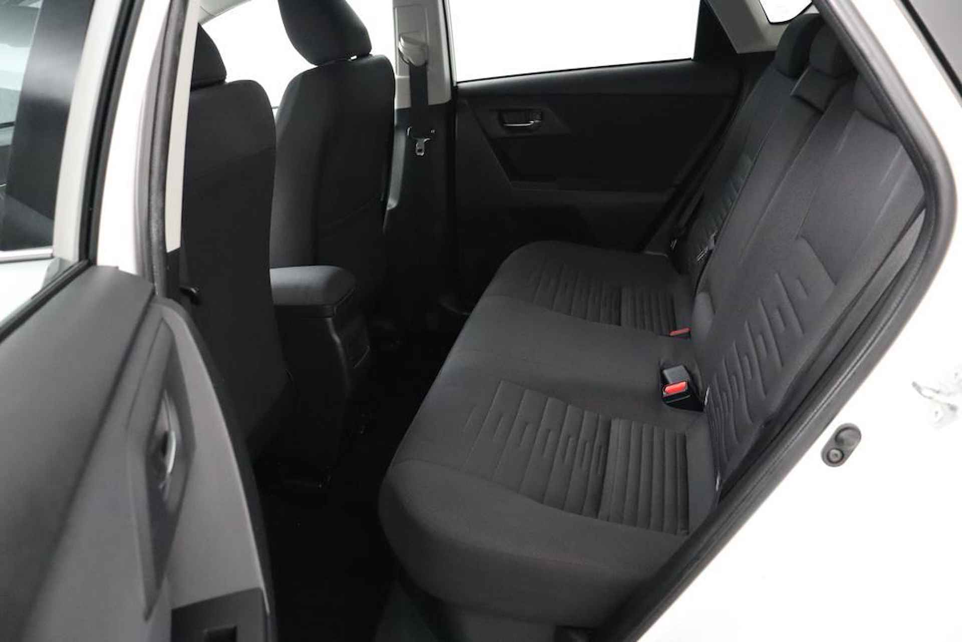 Toyota Auris 1.8 Hybrid Dynamic | Navigatie | Cruise-Control | Parkeercamera | - 18/53