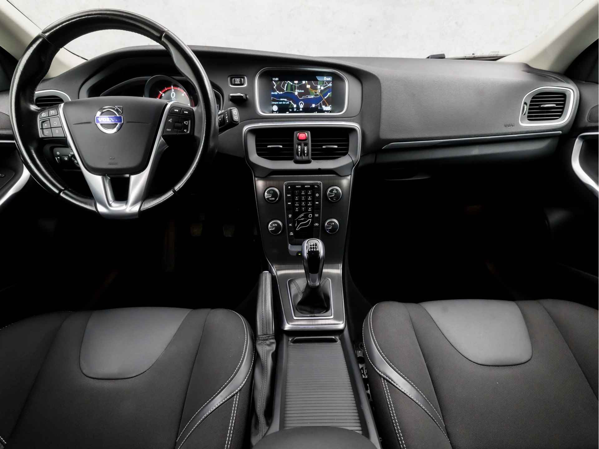 Volvo V40 2.0 D4 Luxury 191Pk (NAVIGATIE, CLIMATE, CAMERA, DIGITAL COCKPIT, TREKHAAK, LEDER, SPORTSTOELEN, BLUETOOTH, CRUISE, NIEUWSTAAT) - 6/33