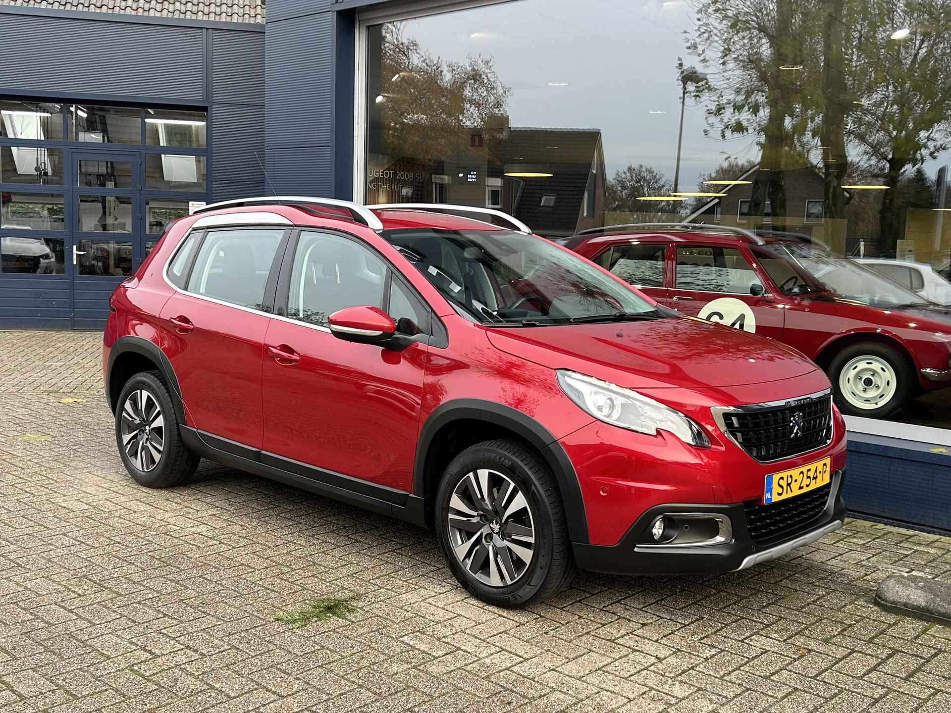 Peugeot 2008 1.2 Turbo 110 PK Allure | Navigatie | Hoge Zitpositie | Climate Control | Cruise Control | Parkeersensoren | Lichtmetalen Velgen 16" | Half Lederen Bekleding | Dakrails | Mistlampen | - 2/45