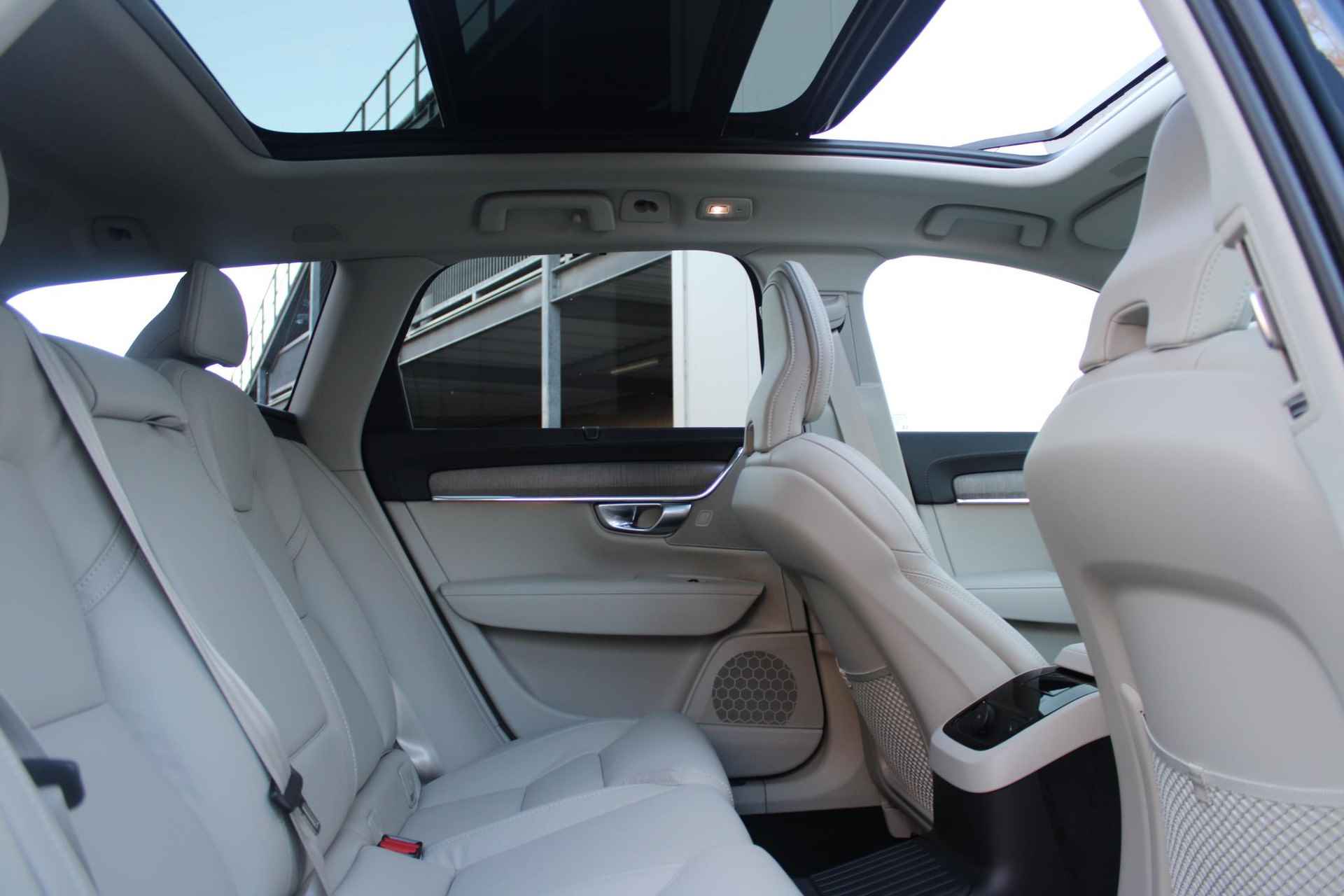 Volvo V90 AUT8 350PK T6 Recharge AWD Plus Bright, Adaptieve Cruise Control met Pilot Assist, Luchtvering, Elektrisch bedienbaar panoramisch schuif-/kanteldak, Premium audio by Harman Kardon, Elektrische voorstoelen met ventilatie, Verwarmbare voorstoelen + stuurwiel,  Park Assist voor + achter, 360 Parkeercamera, Alarmklasse III, Blind Spot Information System, Keyless Entry, Apple CarPlay, 20'' Lichtmetalen wielen - 6/50