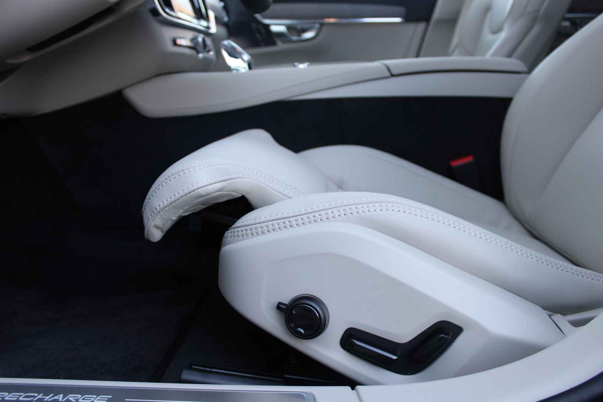 Volvo V90 AUT8 350PK T6 Recharge AWD Plus Bright, Adaptieve Cruise Control met Pilot Assist, Luchtvering, Elektrisch bedienbaar panoramisch schuif-/kanteldak, Premium audio by Harman Kardon, Elektrische voorstoelen met ventilatie, Verwarmbare voorstoelen + stuurwiel,  Park Assist voor + achter, 360 Parkeercamera, Alarmklasse III, Blind Spot Information System, Keyless Entry, Apple CarPlay, 20'' Lichtmetalen wielen - 13/50