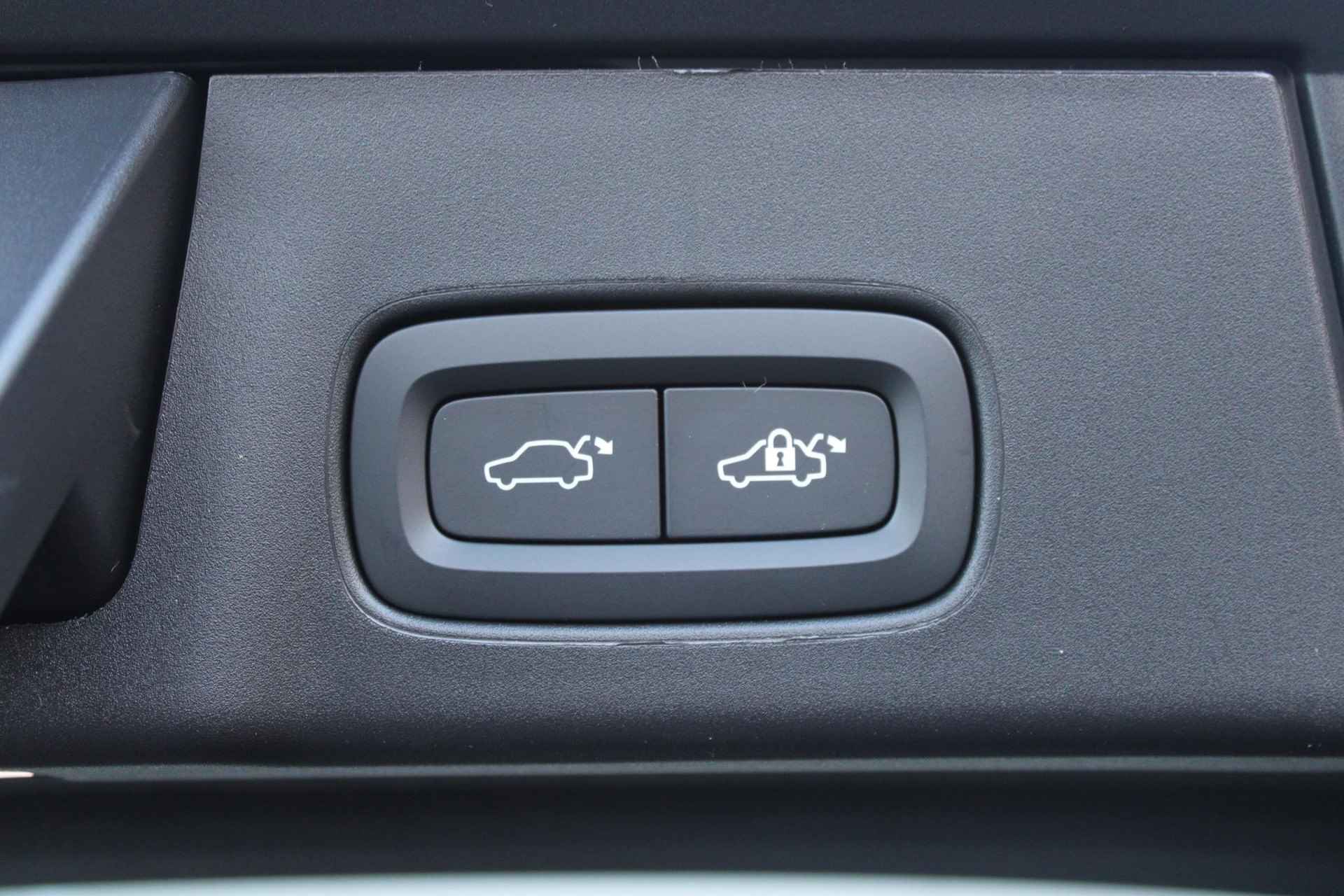 Volvo V90 AUT8 350PK T6 Recharge AWD Plus Bright, Adaptieve Cruise Control met Pilot Assist, Luchtvering, Elektrisch bedienbaar panoramisch schuif-/kanteldak, Premium audio by Harman Kardon, Elektrische voorstoelen met ventilatie, Verwarmbare voorstoelen + stuurwiel,  Park Assist voor + achter, 360 Parkeercamera, Alarmklasse III, Blind Spot Information System, Keyless Entry, Apple CarPlay, 20'' Lichtmetalen wielen - 20/50