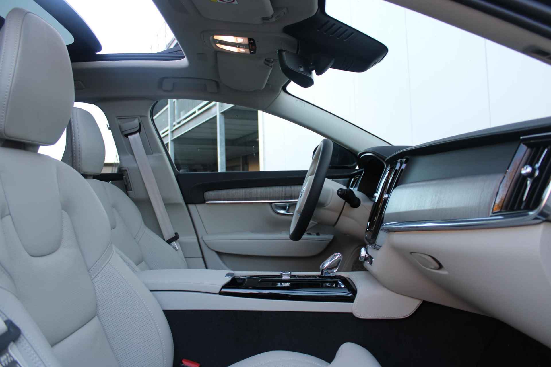 Volvo V90 AUT8 350PK T6 Recharge AWD Plus Bright, Adaptieve Cruise Control met Pilot Assist, Luchtvering, Elektrisch bedienbaar panoramisch schuif-/kanteldak, Premium audio by Harman Kardon, Elektrische voorstoelen met ventilatie, Verwarmbare voorstoelen + stuurwiel,  Park Assist voor + achter, 360 Parkeercamera, Alarmklasse III, Blind Spot Information System, Keyless Entry, Apple CarPlay, 20'' Lichtmetalen wielen - 21/50