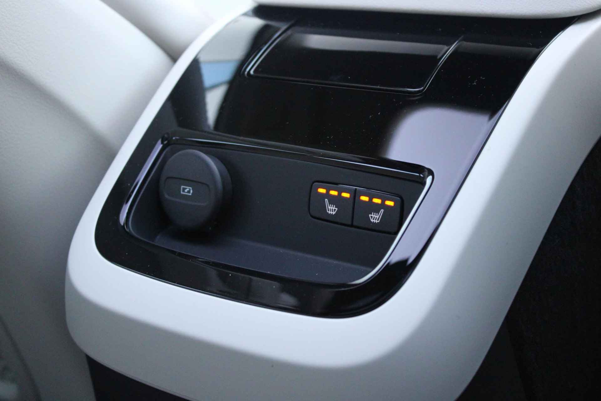 Volvo V90 AUT8 350PK T6 Recharge AWD Plus Bright, Adaptieve Cruise Control met Pilot Assist, Luchtvering, Elektrisch bedienbaar panoramisch schuif-/kanteldak, Premium audio by Harman Kardon, Elektrische voorstoelen met ventilatie, Verwarmbare voorstoelen + stuurwiel,  Park Assist voor + achter, 360 Parkeercamera, Alarmklasse III, Blind Spot Information System, Keyless Entry, Apple CarPlay, 20'' Lichtmetalen wielen - 24/50