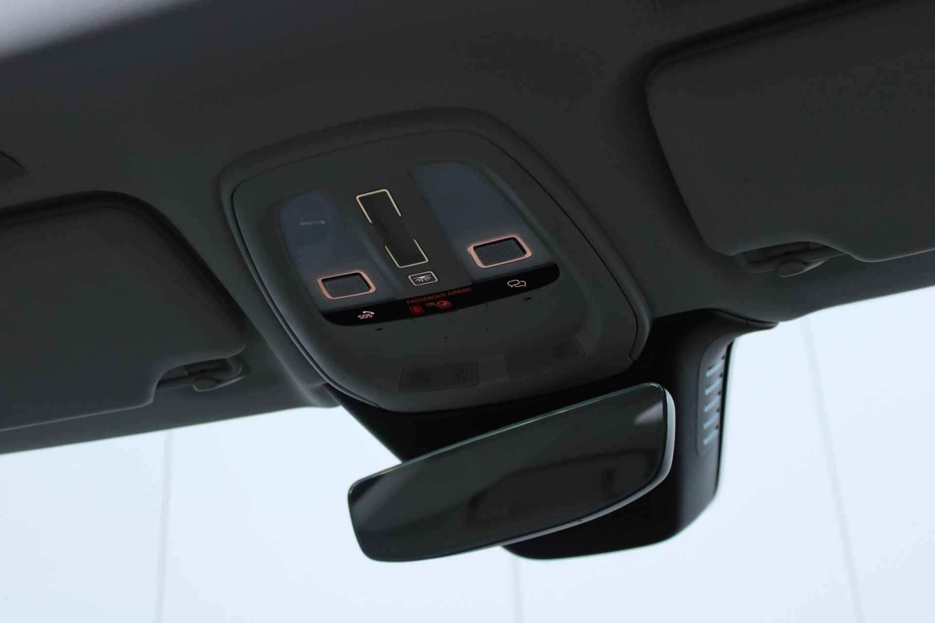 Volvo V90 AUT8 350PK T6 Recharge AWD Plus Bright, Adaptieve Cruise Control met Pilot Assist, Luchtvering, Elektrisch bedienbaar panoramisch schuif-/kanteldak, Premium audio by Harman Kardon, Elektrische voorstoelen met ventilatie, Verwarmbare voorstoelen + stuurwiel,  Park Assist voor + achter, 360 Parkeercamera, Alarmklasse III, Blind Spot Information System, Keyless Entry, Apple CarPlay, 20'' Lichtmetalen wielen - 27/50