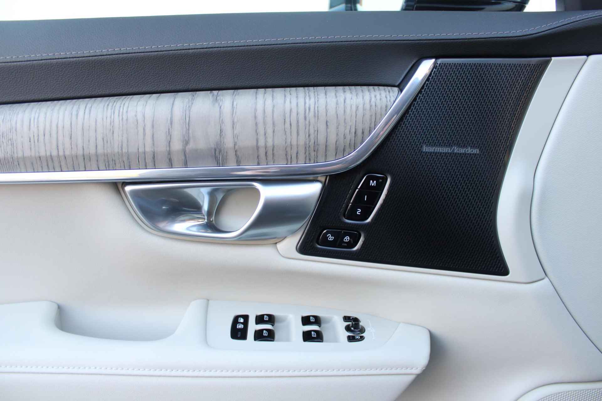 Volvo V90 AUT8 350PK T6 Recharge AWD Plus Bright, Adaptieve Cruise Control met Pilot Assist, Luchtvering, Elektrisch bedienbaar panoramisch schuif-/kanteldak, Premium audio by Harman Kardon, Elektrische voorstoelen met ventilatie, Verwarmbare voorstoelen + stuurwiel,  Park Assist voor + achter, 360 Parkeercamera, Alarmklasse III, Blind Spot Information System, Keyless Entry, Apple CarPlay, 20'' Lichtmetalen wielen - 29/50