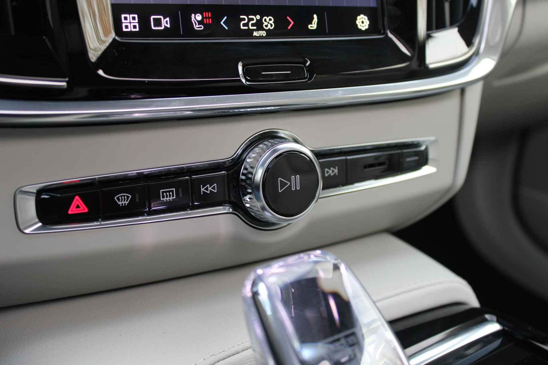 Volvo V90 AUT8 350PK T6 Recharge AWD Plus Bright, Adaptieve Cruise Control met Pilot Assist, Luchtvering, Elektrisch bedienbaar panoramisch schuif-/kanteldak, Premium audio by Harman Kardon, Elektrische voorstoelen met ventilatie, Verwarmbare voorstoelen + stuurwiel,  Park Assist voor + achter, 360 Parkeercamera, Alarmklasse III, Blind Spot Information System, Keyless Entry, Apple CarPlay, 20'' Lichtmetalen wielen - 48/50