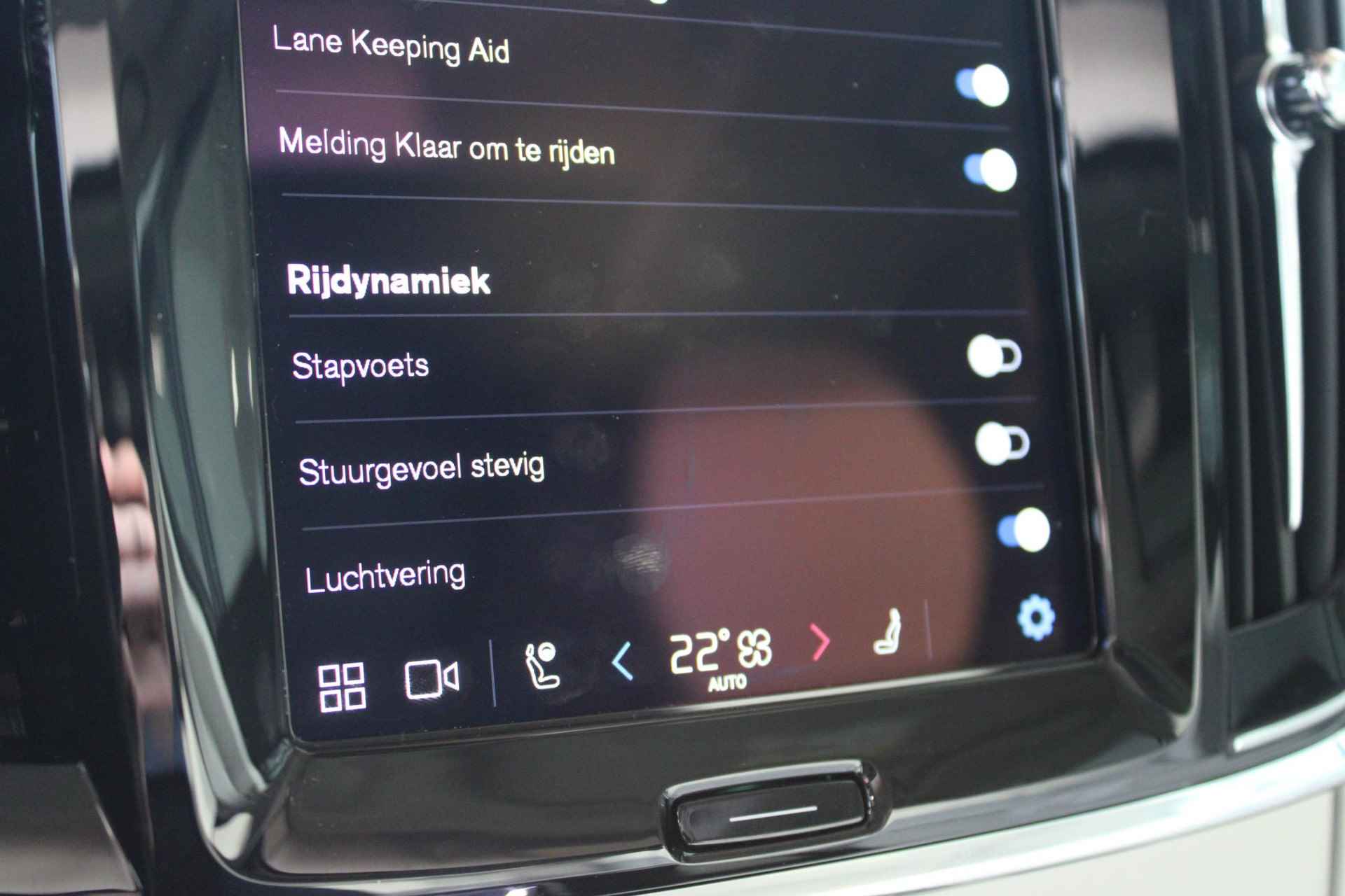 Volvo V90 AUT8 350PK T6 Recharge AWD Plus Bright, Adaptieve Cruise Control met Pilot Assist, Luchtvering, Elektrisch bedienbaar panoramisch schuif-/kanteldak, Premium audio by Harman Kardon, Elektrische voorstoelen met ventilatie, Verwarmbare voorstoelen + stuurwiel,  Park Assist voor + achter, 360 Parkeercamera, Alarmklasse III, Blind Spot Information System, Keyless Entry, Apple CarPlay, 20'' Lichtmetalen wielen - 49/50