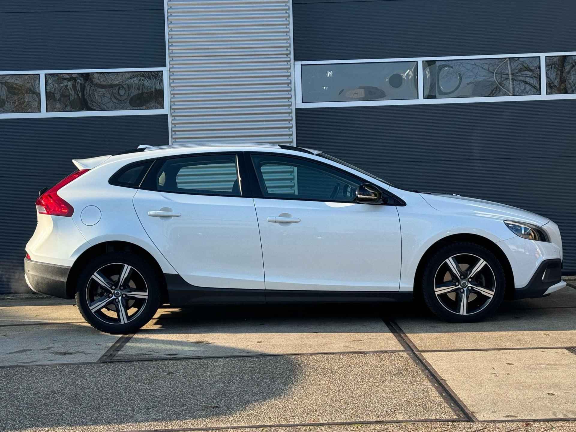 Volvo V40 Cross Country 1.6 T4 Momentum | Trekhaak | Navi - 5/15