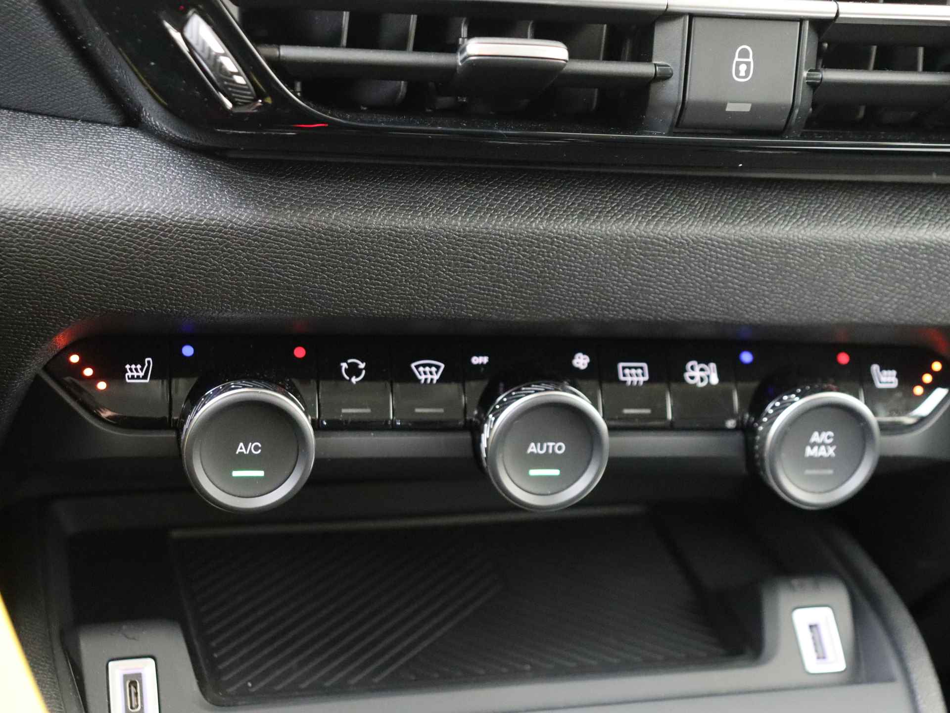 Citroën Ë-C4 Feel Pack 50 kWh Subsidie Aanvraag Mogelijk | Parkeersensoren en Camera | Climate Control | Cruise Control - 25/42