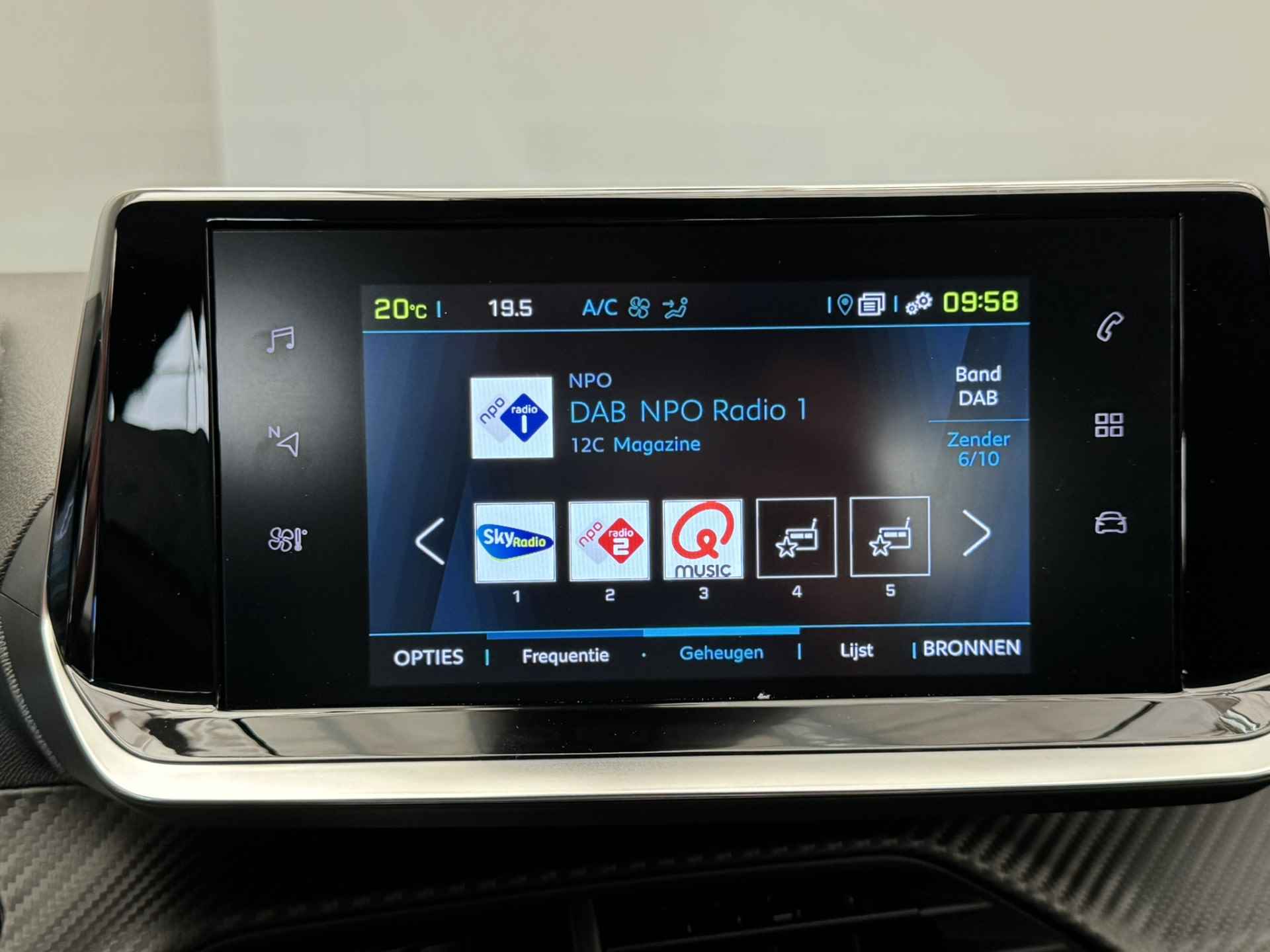 Peugeot e-208 EV Style 50 kWh | Navigatie | Warmtepomp | Climate | LM 16'' | Carplay/Android Auto | Privacy Glass | Parkeersensoren V+A | - 7/36