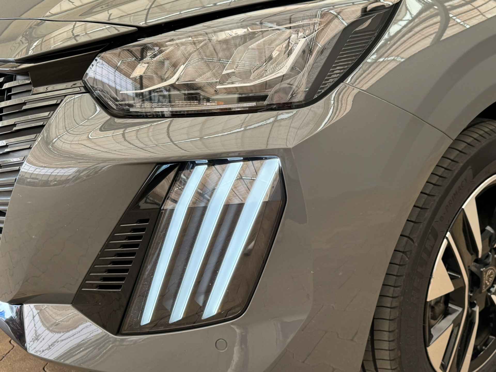 Peugeot e-208 EV Style 50 kWh | Navigatie | Warmtepomp | Climate | LM 16'' | Carplay/Android Auto | Privacy Glass | Parkeersensoren V+A | - 17/36