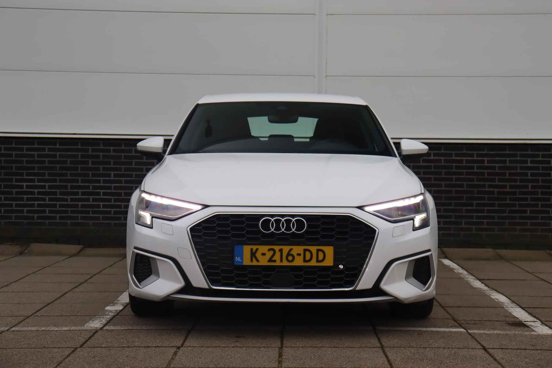 Audi A3 Sportback 30 TFSI Business edition LED Koplampen Navigatie Clima Allseason - 2/43