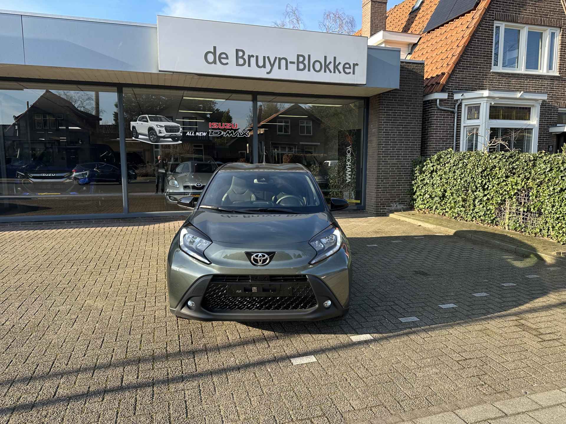 Toyota Aygo X 1.0 VVT-i Pulse Automaat Bi-tone / lichtmetalen velgen / Apple Carplay / Android Auto / parkeercamera / rijklaarprijs - 2/34