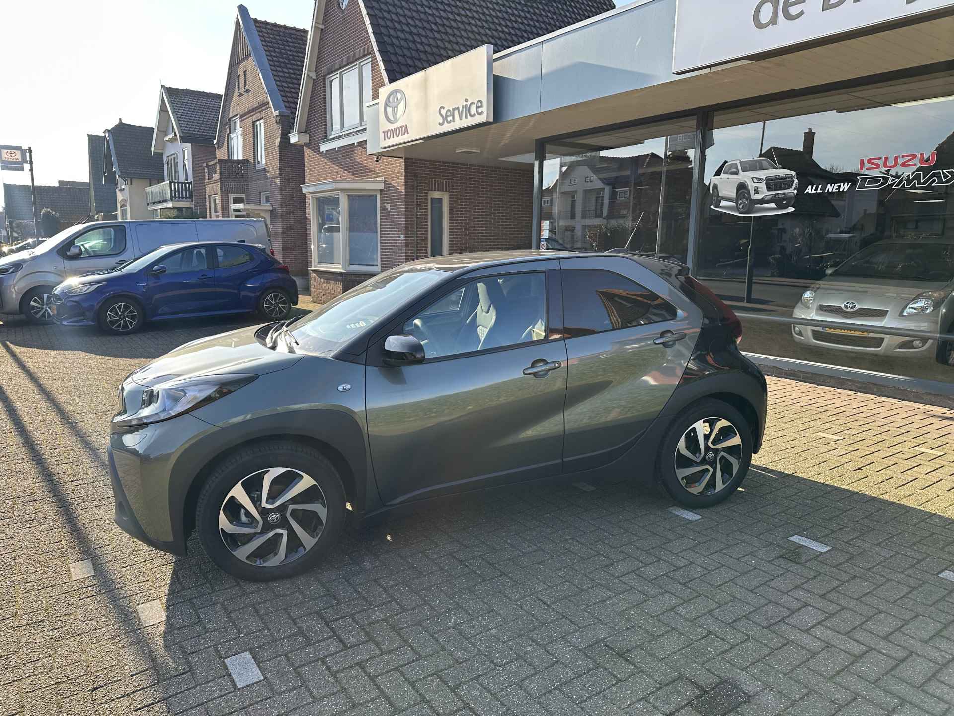 Toyota Aygo X 1.0 VVT-i Pulse Automaat Bi-tone / lichtmetalen velgen / Apple Carplay / Android Auto / parkeercamera / rijklaarprijs - 3/34