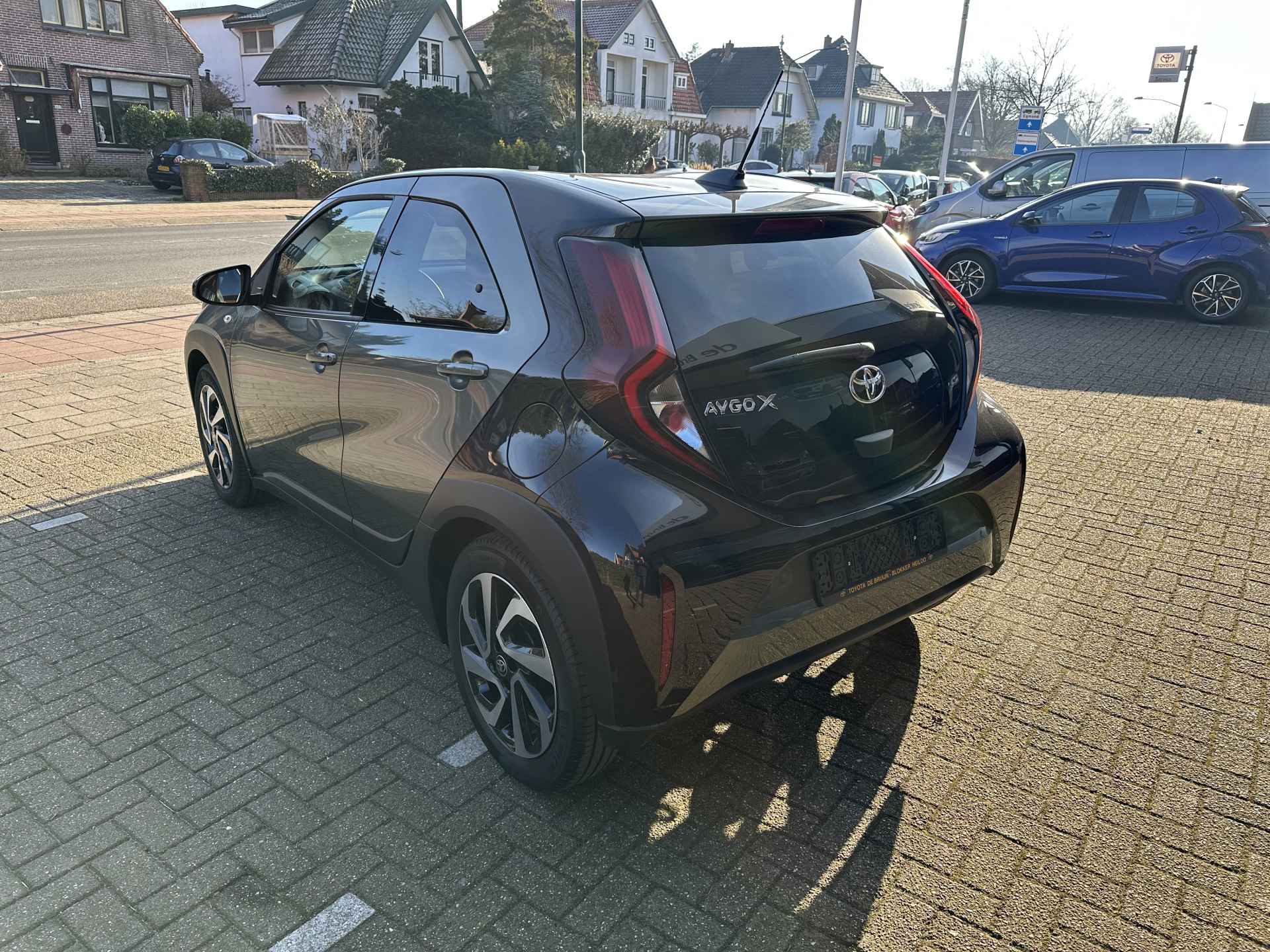 Toyota Aygo X 1.0 VVT-i Pulse Automaat Bi-tone / lichtmetalen velgen / Apple Carplay / Android Auto / parkeercamera / rijklaarprijs - 5/34