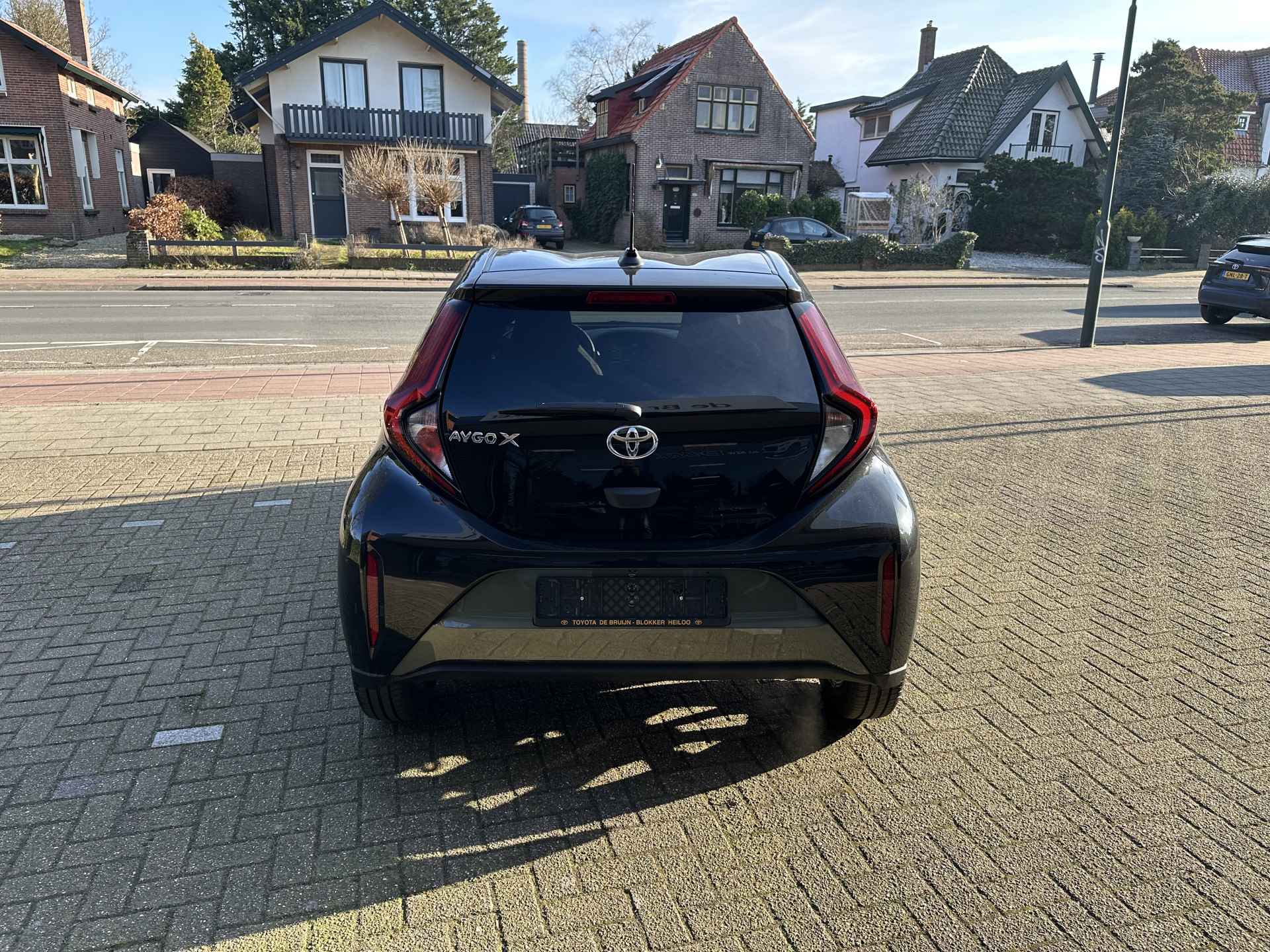 Toyota Aygo X 1.0 VVT-i Pulse Automaat Bi-tone / lichtmetalen velgen / Apple Carplay / Android Auto / parkeercamera / rijklaarprijs - 6/34