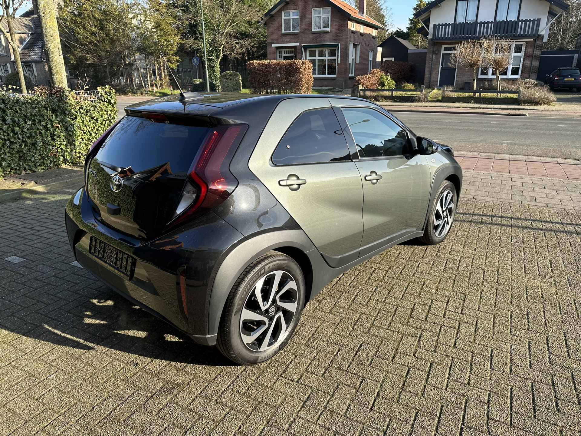 Toyota Aygo X 1.0 VVT-i Pulse Automaat Bi-tone / lichtmetalen velgen / Apple Carplay / Android Auto / parkeercamera / rijklaarprijs - 7/34