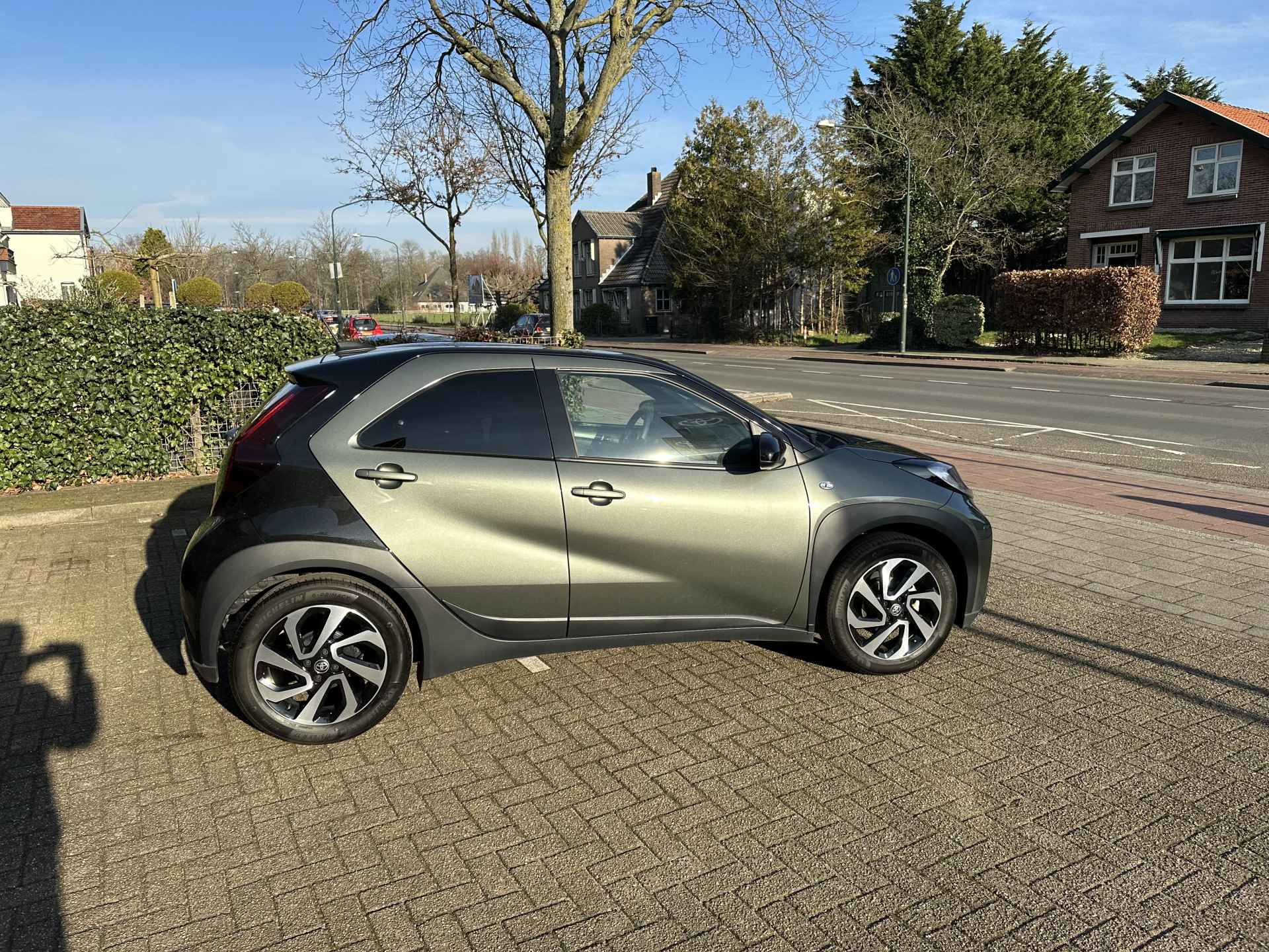 Toyota Aygo X 1.0 VVT-i Pulse Automaat Bi-tone / lichtmetalen velgen / Apple Carplay / Android Auto / parkeercamera / rijklaarprijs - 9/34