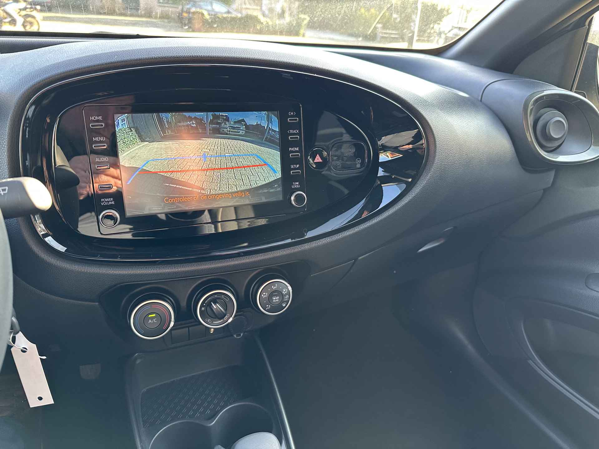 Toyota Aygo X 1.0 VVT-i Pulse Automaat Bi-tone / lichtmetalen velgen / Apple Carplay / Android Auto / parkeercamera / rijklaarprijs - 24/34