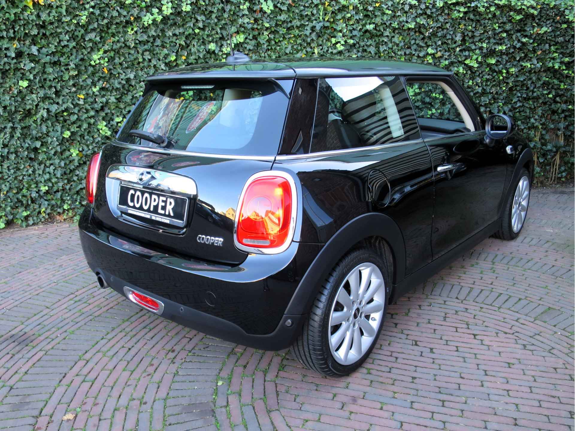 MINI Cooper 1.5 Chili F56 met Navi, Keyless entry, PDC en 17" - 2/39