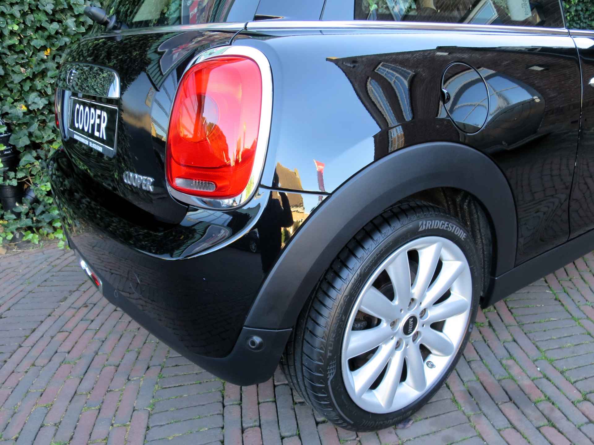 MINI Cooper 1.5 Chili F56 met Navi, Keyless entry, PDC en 17" - 28/39