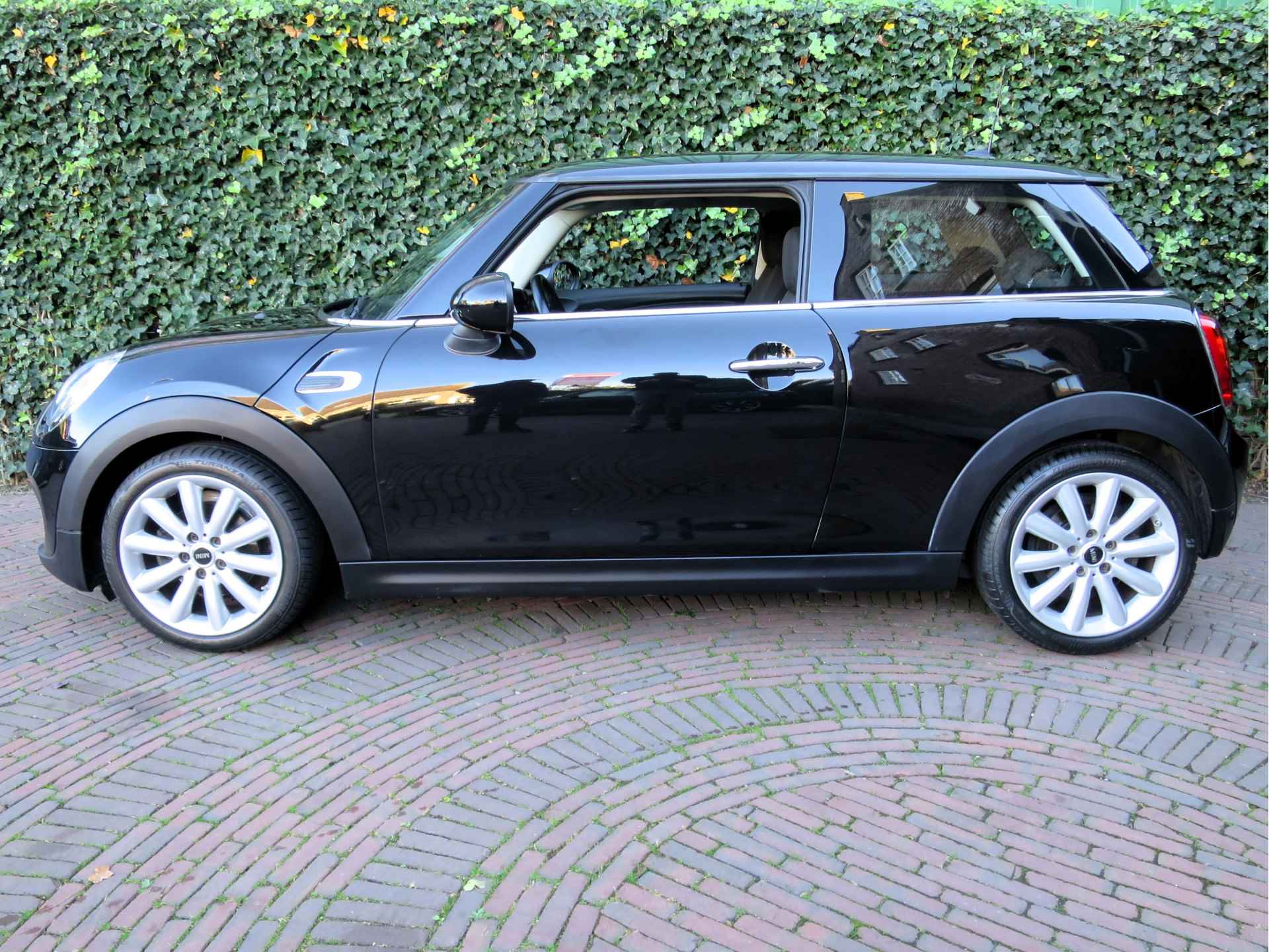 MINI Cooper 1.5 Chili F56 met Navi, Keyless entry, PDC en 17" - 29/39