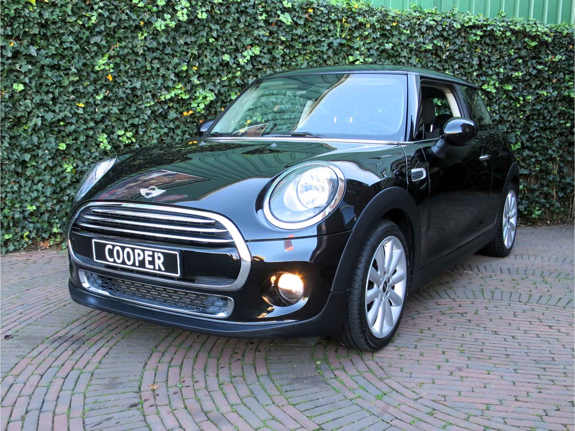 MINI Cooper 1.5 Chili F56 met Navi, Keyless entry, PDC en 17" - 30/39