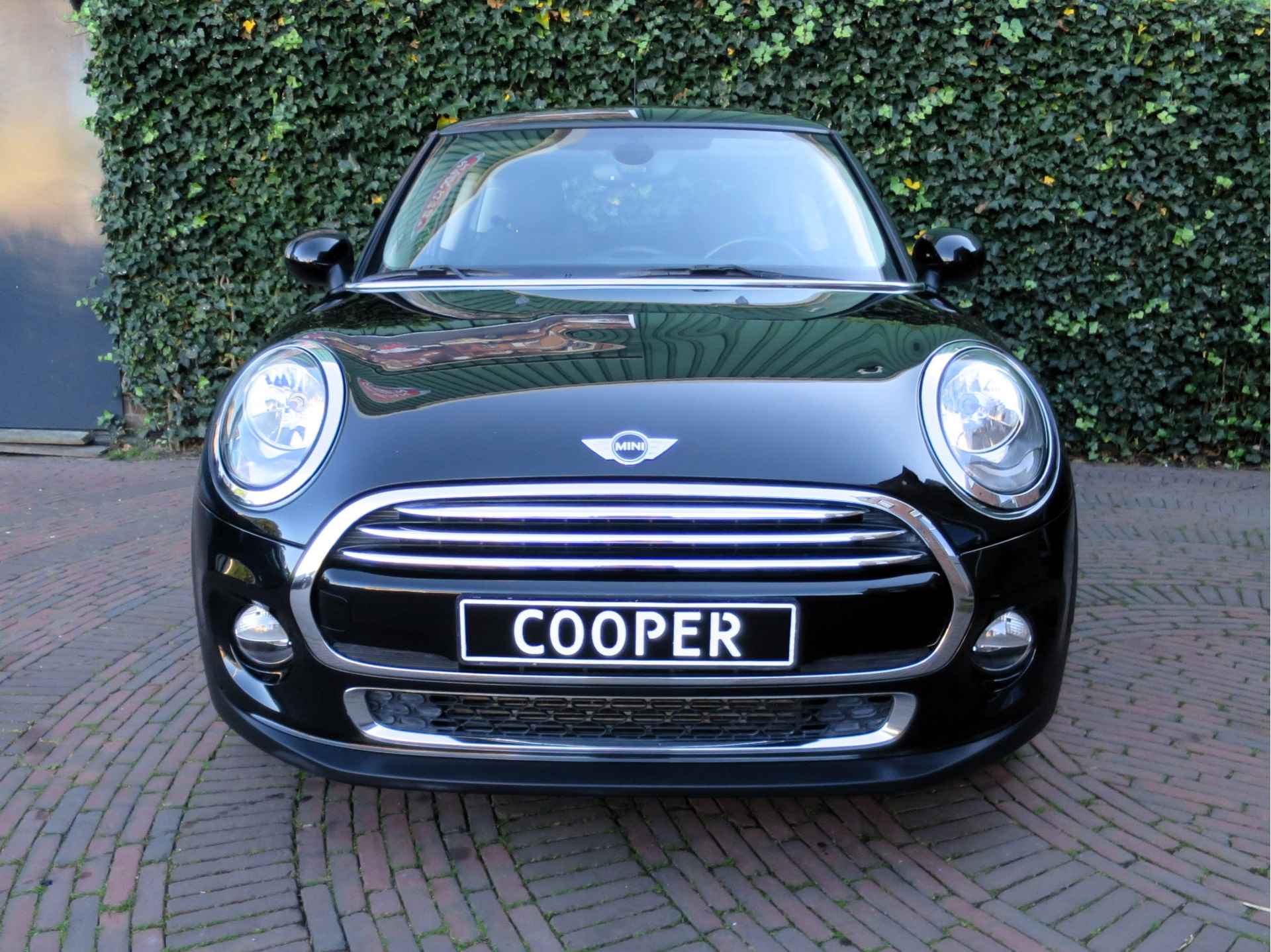 MINI Cooper 1.5 Chili F56 met Navi, Keyless entry, PDC en 17" - 31/39