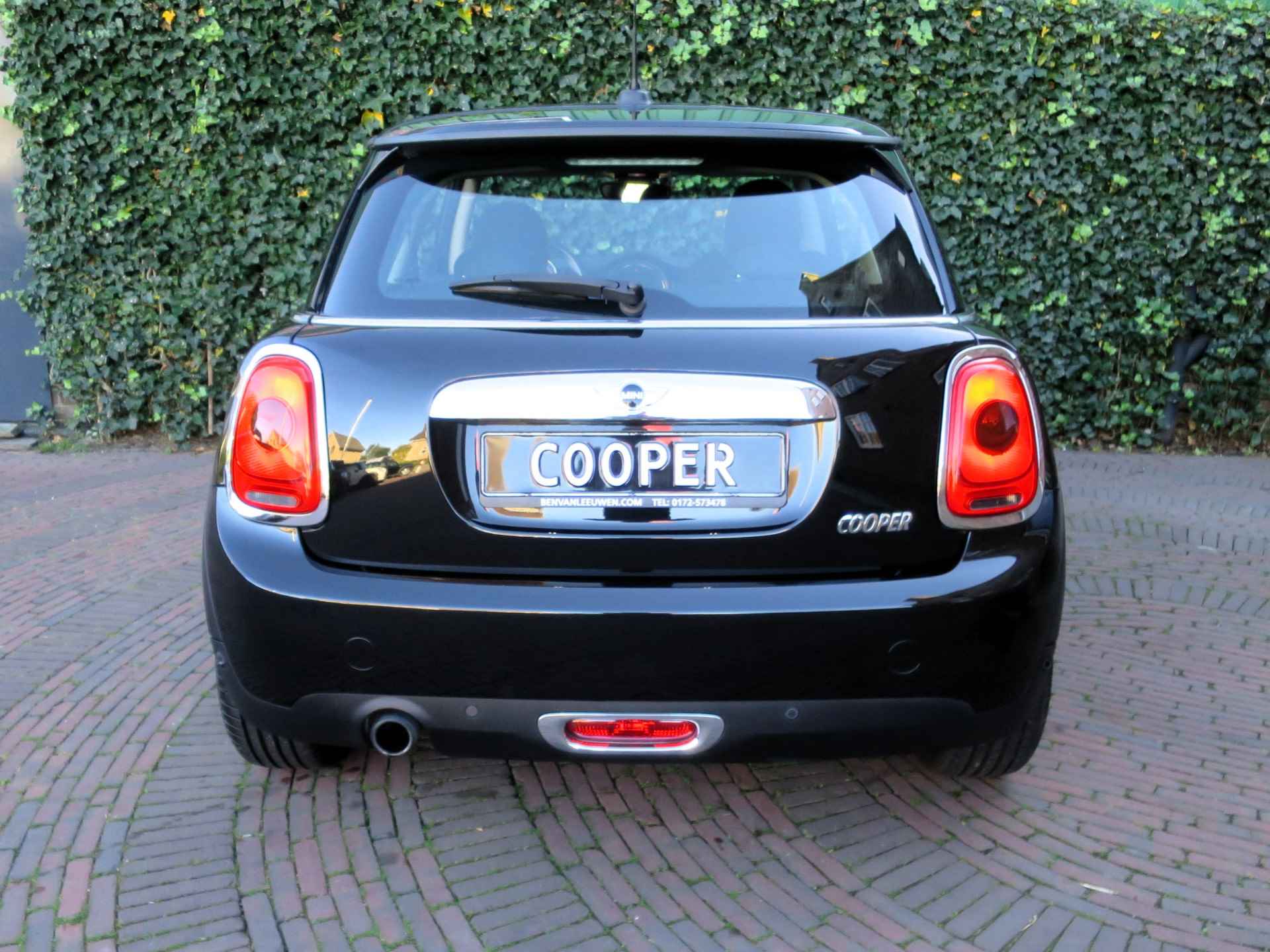 MINI Cooper 1.5 Chili F56 met Navi, Keyless entry, PDC en 17" - 32/39