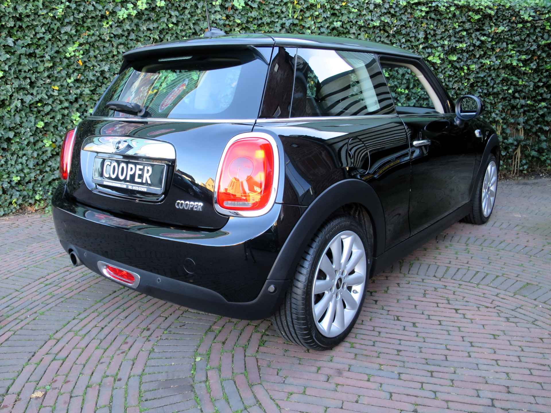 MINI Cooper 1.5 Chili F56 met Navi, Keyless entry, PDC en 17" - 33/39