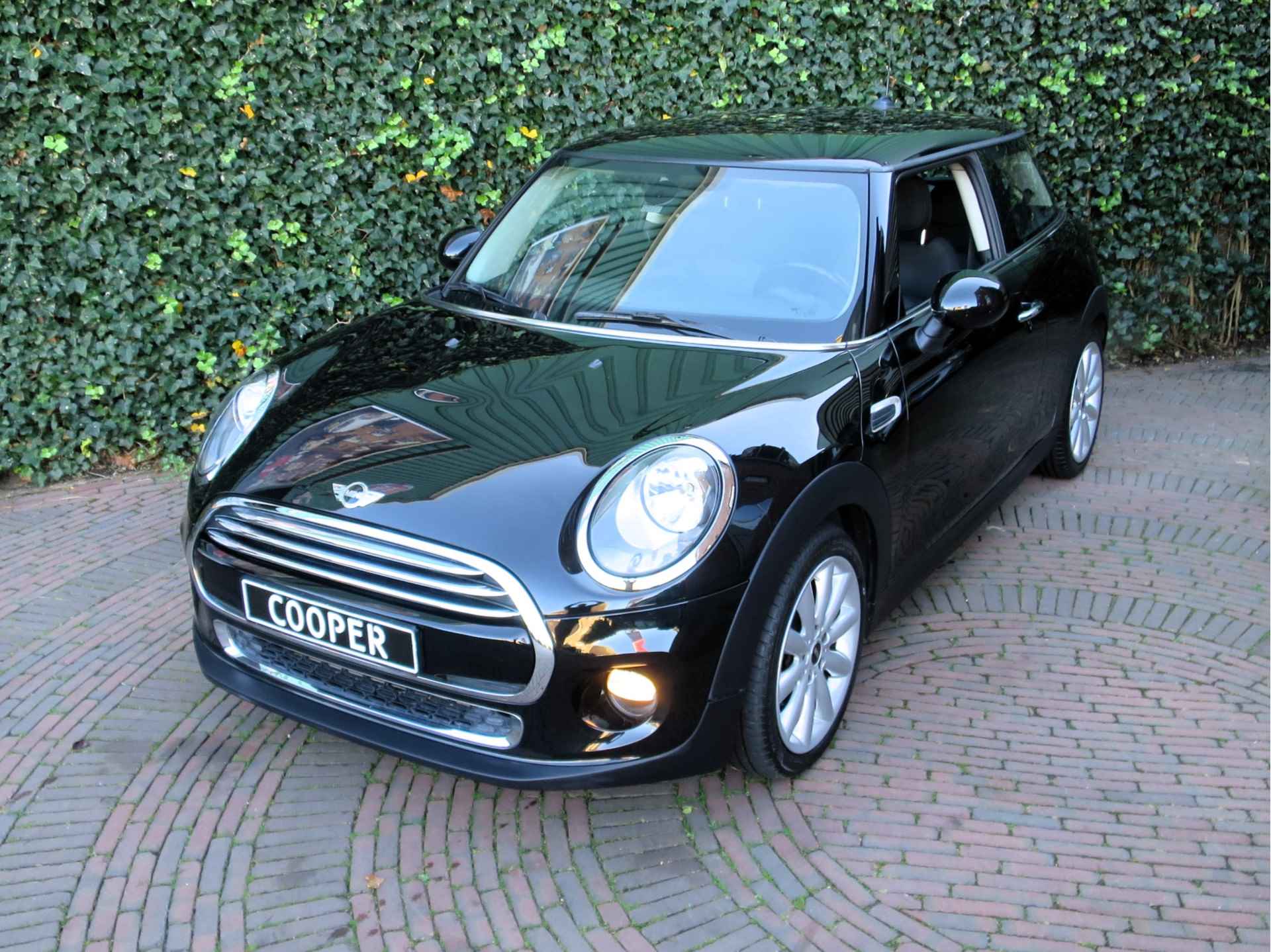 MINI Cooper 1.5 Chili F56 met Navi, Keyless entry, PDC en 17" - 38/39