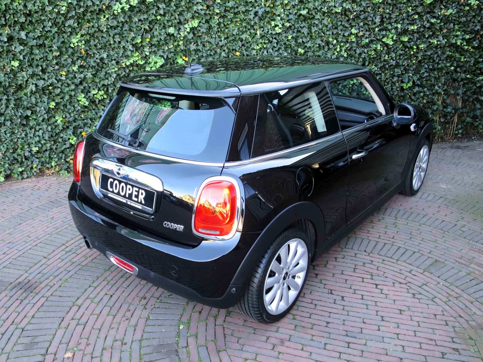 MINI Cooper 1.5 Chili F56 met Navi, Keyless entry, PDC en 17" - 39/39