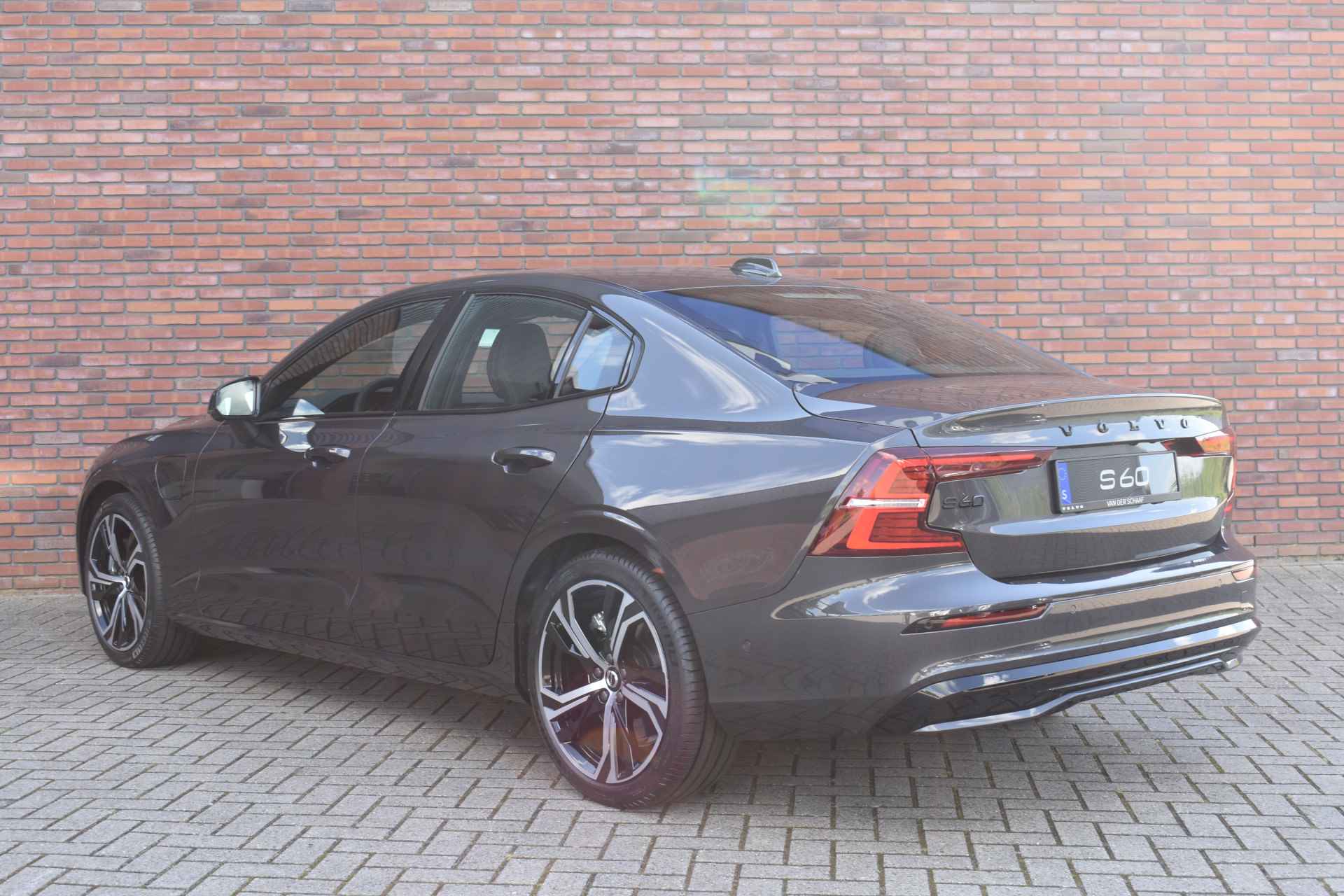 Volvo S60 Recharge T6 AWD 350PK Plus Dark € 4.400 Voorraadkorting / LONG RANGE / NIEUW / DIRECT LEVERBAAR / 360 Camera / H&K Audio / Black Pack / Stoel & Stuurw. Verw. / - 2/27