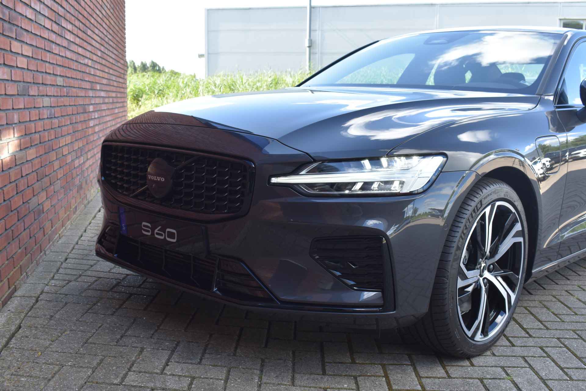 Volvo S60 Recharge T6 AWD 350PK Plus Dark € 4.400 Voorraadkorting / LONG RANGE / NIEUW / DIRECT LEVERBAAR / 360 Camera / H&K Audio / Black Pack / Stoel & Stuurw. Verw. / - 3/27