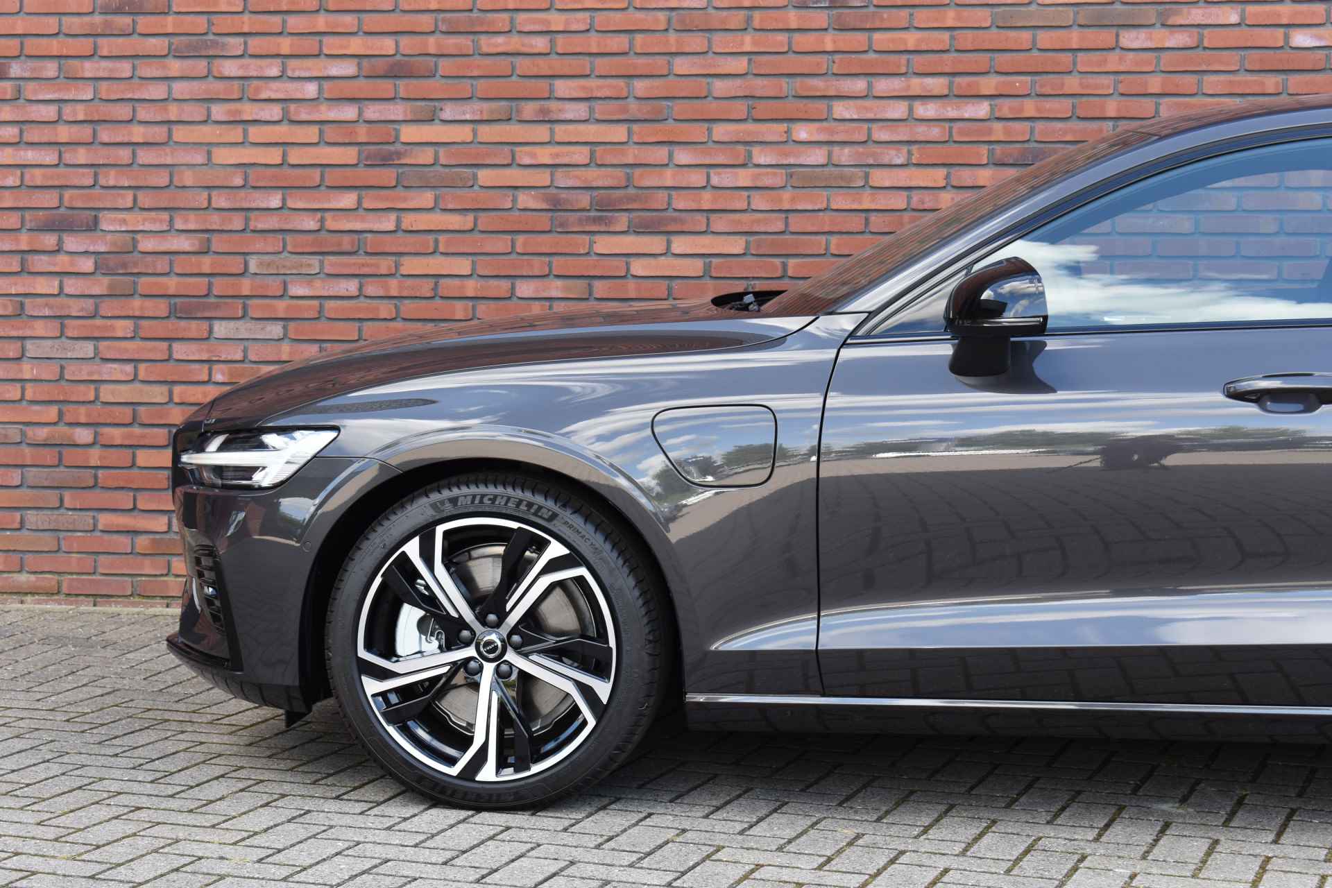 Volvo S60 Recharge T6 AWD 350PK Plus Dark € 4.400 Voorraadkorting / LONG RANGE / NIEUW / DIRECT LEVERBAAR / 360 Camera / H&K Audio / Black Pack / Stoel & Stuurw. Verw. / - 4/27