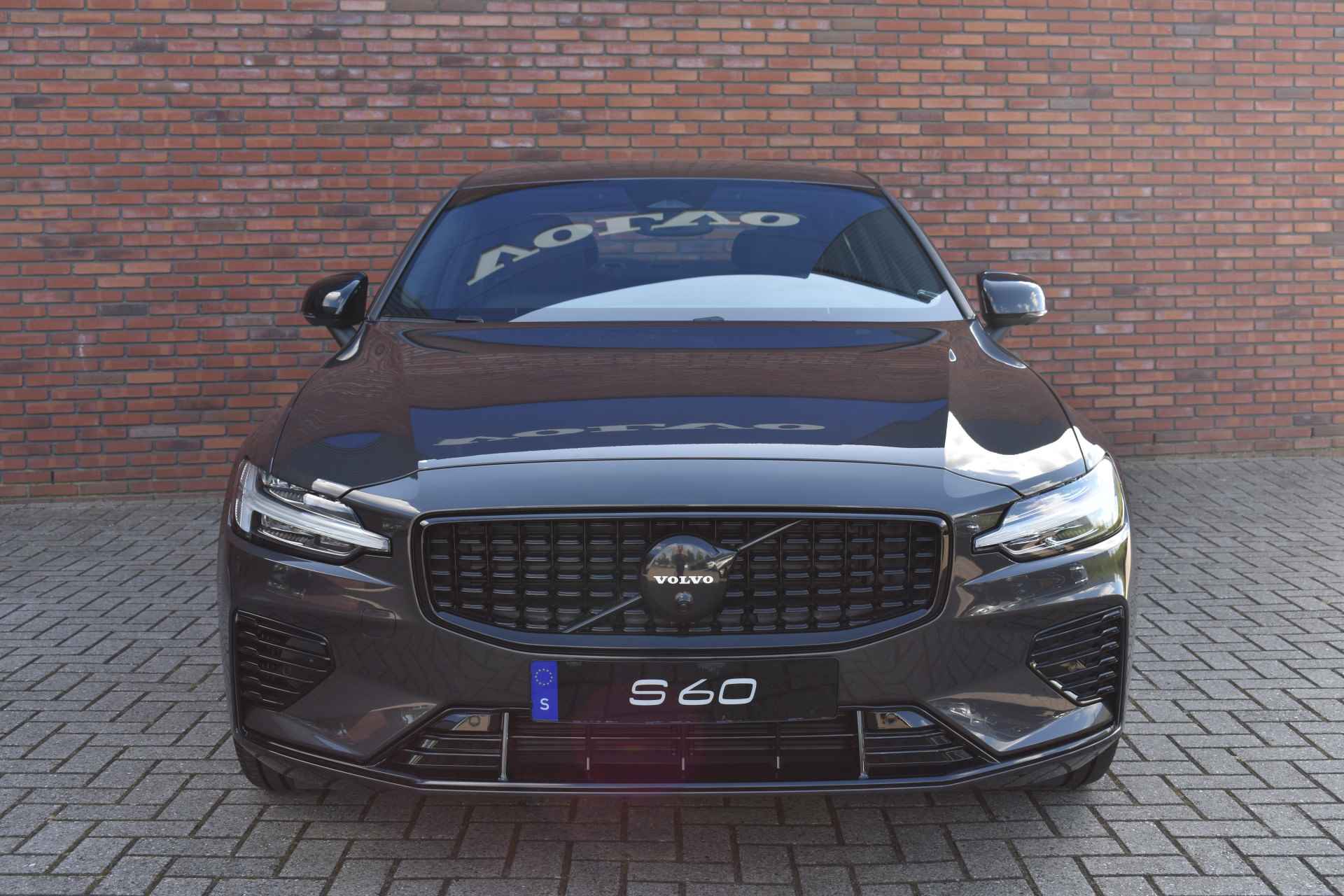 Volvo S60 Recharge T6 AWD 350PK Plus Dark € 4.400 Voorraadkorting / LONG RANGE / NIEUW / DIRECT LEVERBAAR / 360 Camera / H&K Audio / Black Pack / Stoel & Stuurw. Verw. / - 23/27