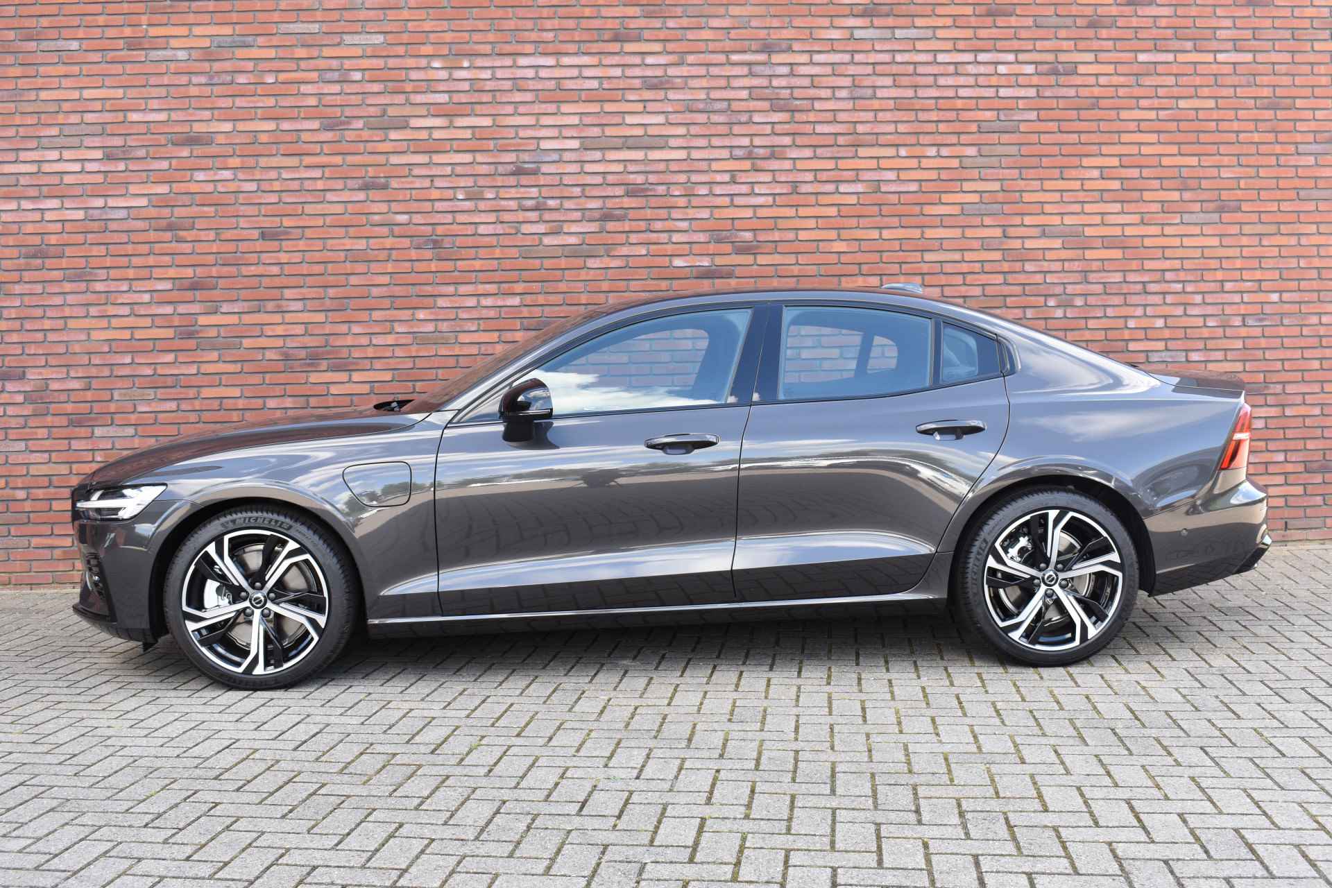 Volvo S60 Recharge T6 AWD 350PK Plus Dark € 4.400 Voorraadkorting / LONG RANGE / NIEUW / DIRECT LEVERBAAR / 360 Camera / H&K Audio / Black Pack / Stoel & Stuurw. Verw. / - 24/27