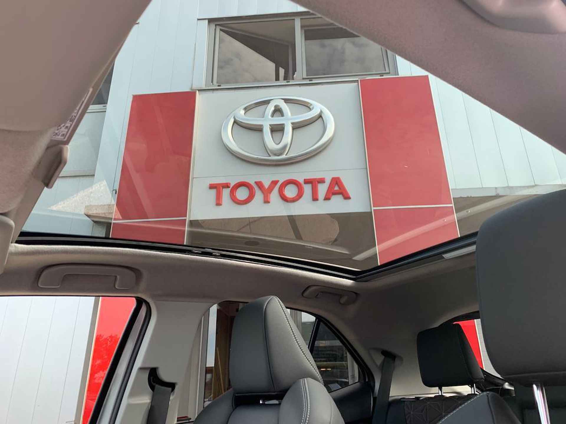 Toyota Yaris Cross 1.5 Hybrid Executive NL Panoramadak *demo* - 5/27