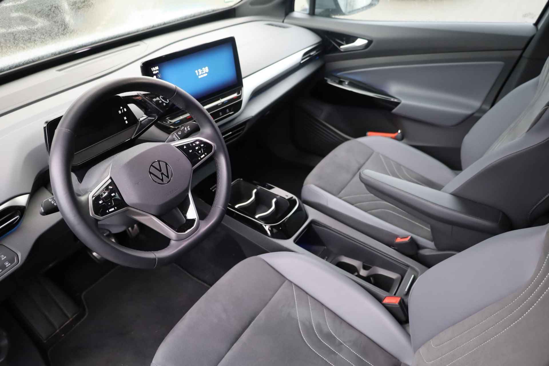 Volkswagen ID.5 Pro 77 kWh NL auto, nieuw door ons verkocht en geleverd, designpakket (led matrix privacy glas led strip tussen koplampen), comfort pakket (stoel en stuurwiel en voorruit verwarming), navigatie pakket, 20" drammen lmv, assitance pakket, keyless entry, achteruitrijcamera - 11/40