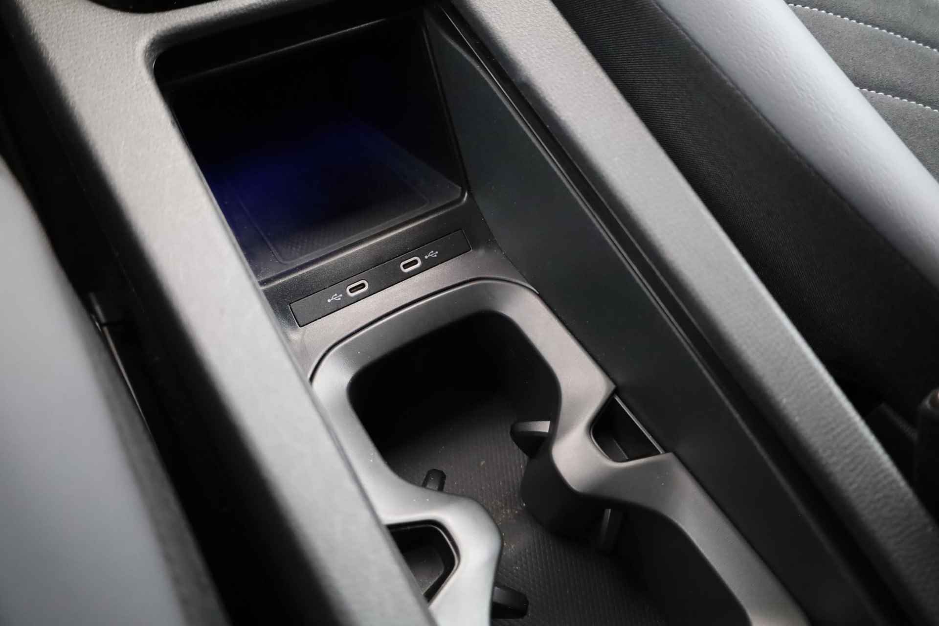 Volkswagen ID.5 Pro 77 kWh NL auto, nieuw door ons verkocht en geleverd, designpakket (led matrix privacy glas led strip tussen koplampen), comfort pakket (stoel en stuurwiel en voorruit verwarming), navigatie pakket, 20" drammen lmv, assitance pakket, keyless entry, achteruitrijcamera - 35/40