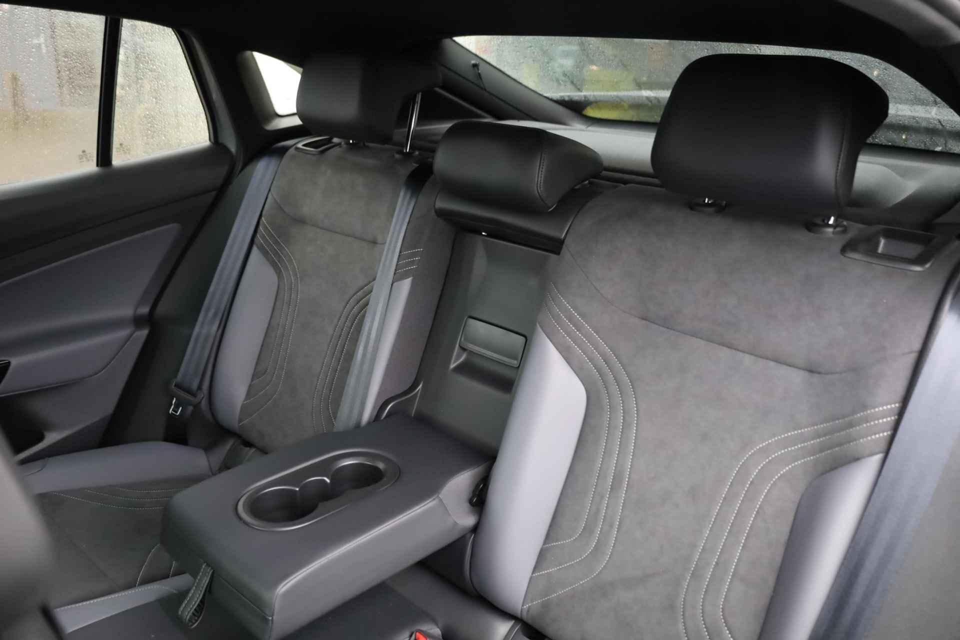 Volkswagen ID.5 Pro 77 kWh NL auto, nieuw door ons verkocht en geleverd, designpakket (led matrix privacy glas led strip tussen koplampen), comfort pakket (stoel en stuurwiel en voorruit verwarming), navigatie pakket, 20" drammen lmv, assitance pakket, keyless entry, achteruitrijcamera - 38/40