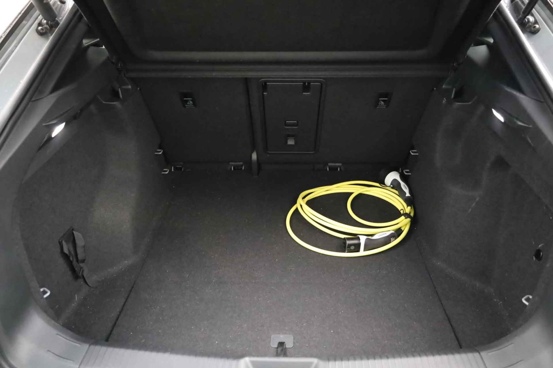 Volkswagen ID.5 Pro 77 kWh NL auto, nieuw door ons verkocht en geleverd, designpakket (led matrix privacy glas led strip tussen koplampen), comfort pakket (stoel en stuurwiel en voorruit verwarming), navigatie pakket, 20" drammen lmv, assitance pakket, keyless entry, achteruitrijcamera - 39/40