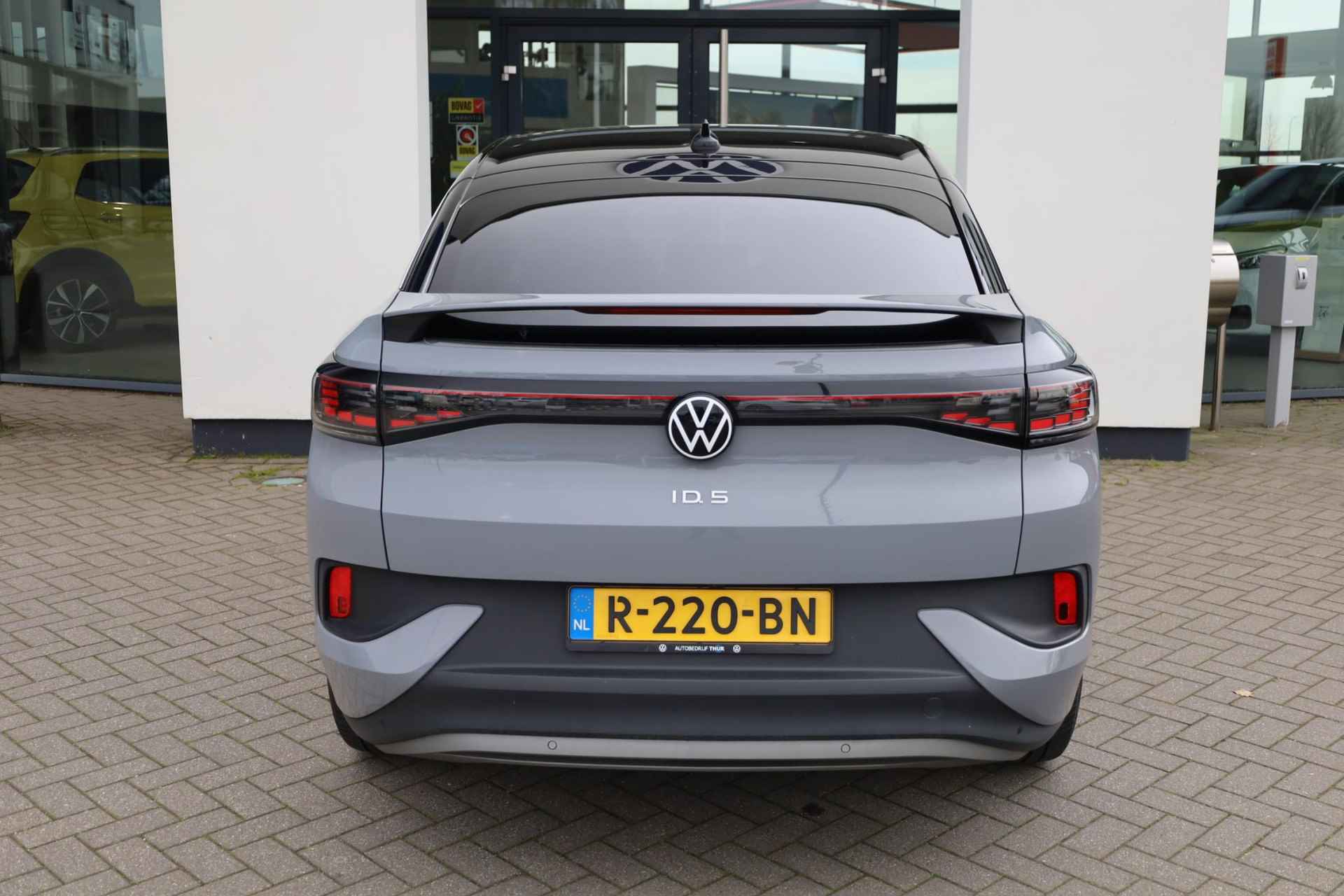 Volkswagen ID.5 Pro 77 kWh NL auto, nieuw door ons verkocht en geleverd, designpakket (led matrix privacy glas led strip tussen koplampen), comfort pakket (stoel en stuurwiel en voorruit verwarming), navigatie pakket, 20" drammen lmv, assitance pakket, keyless entry, achteruitrijcamera - 7/40
