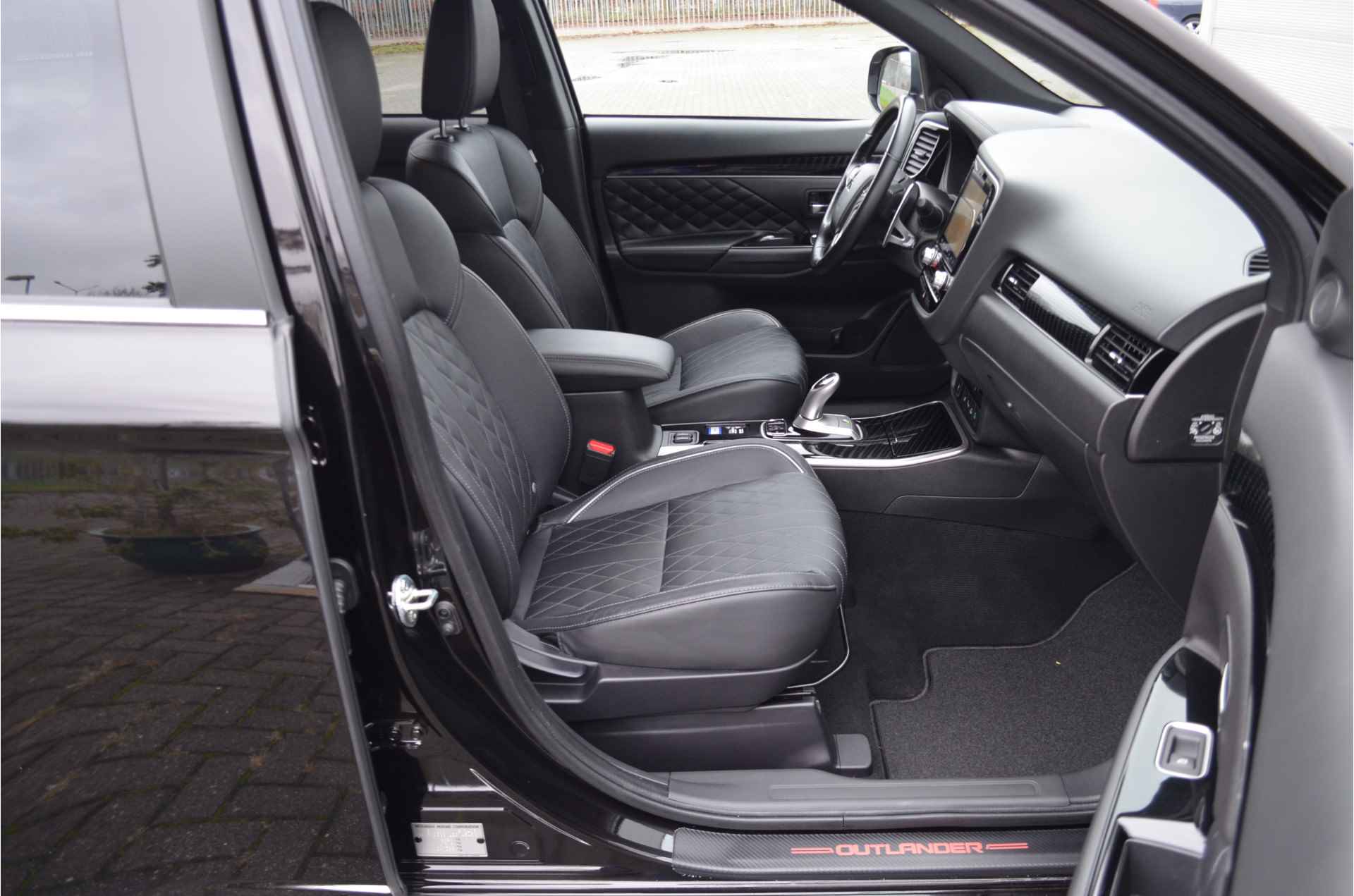 Mitsubishi Outlander PHEV 2.4 INSTYLE 4WD | PLUG IN HYBRID | V2G | FULL OPTIONS | TREKHAAK 1500KG | ALL IN RIJKLAARPRIJS - 31/51