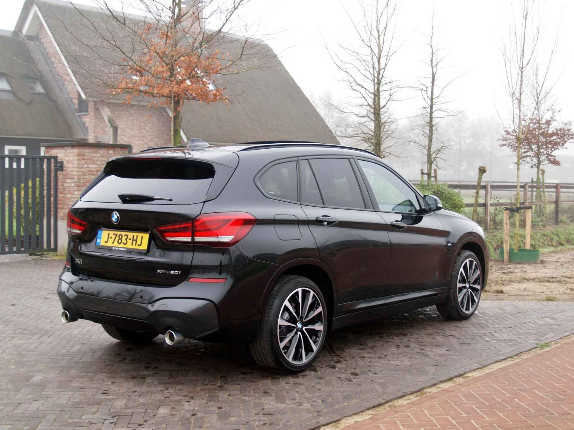 BMW X1 xDrive20i High Executive M-Pakket | Facelift | Panoramadak | Sfeerverlichting | BMW Laserlight | Leer | 19 Inch | M-Pakket | - 4/33