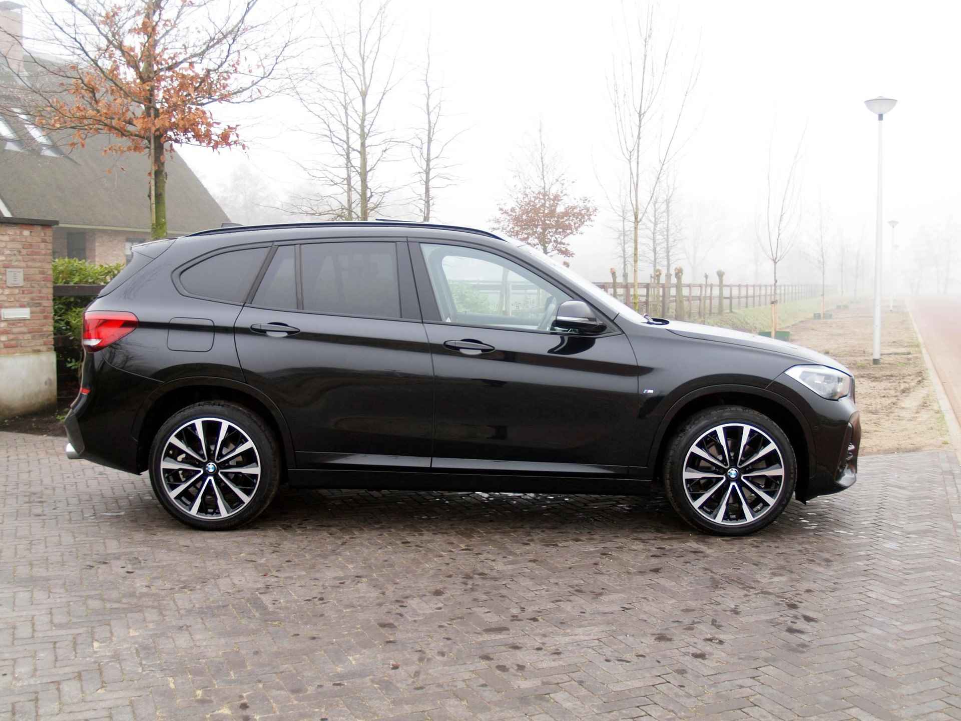 BMW X1 xDrive20i High Executive M-Pakket | Facelift | Panoramadak | Sfeerverlichting | BMW Laserlight | Leer | 19 Inch | M-Pakket | - 5/33